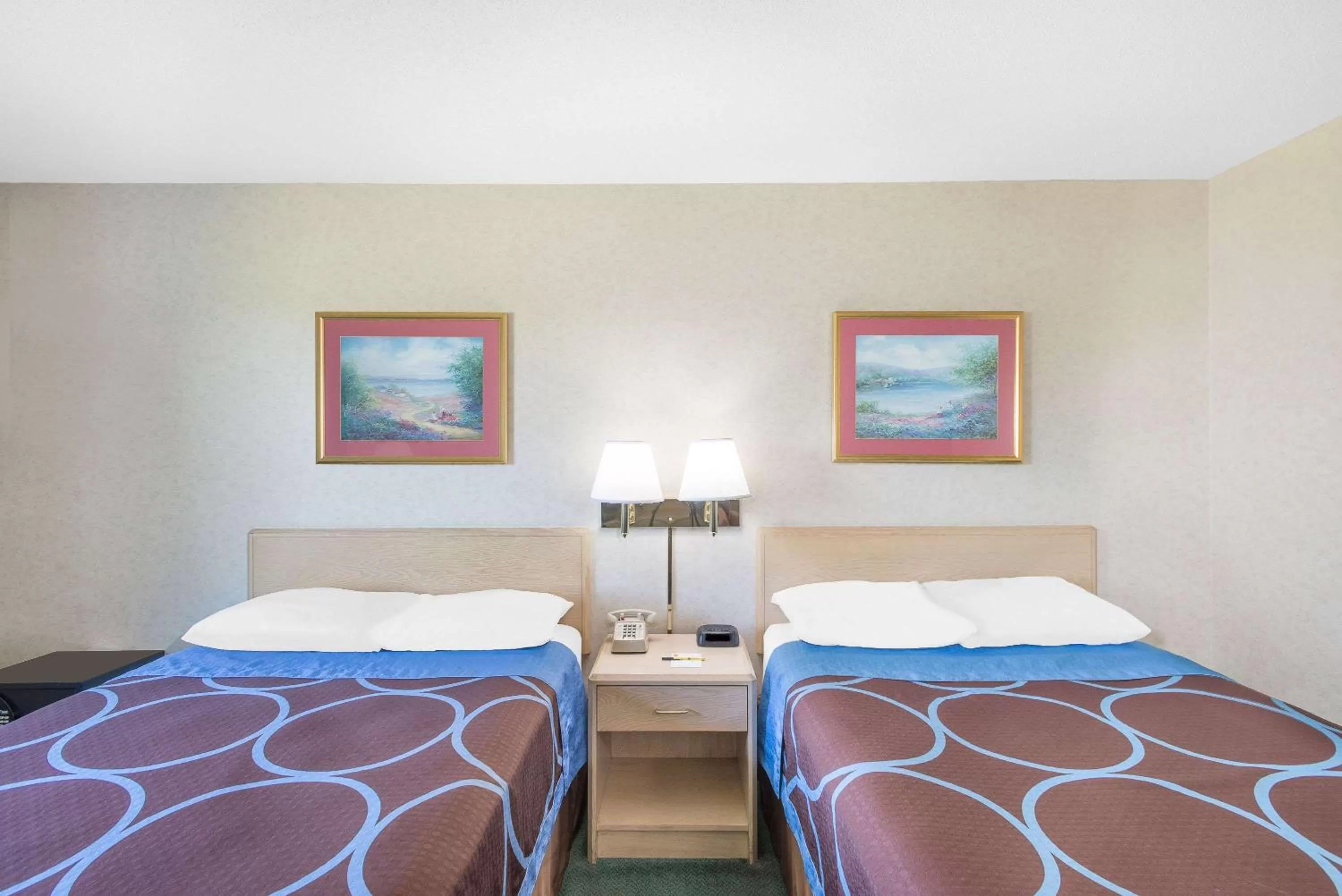 Photo of the whole room, Bed in Super 8 by Wyndham Canandaigua
