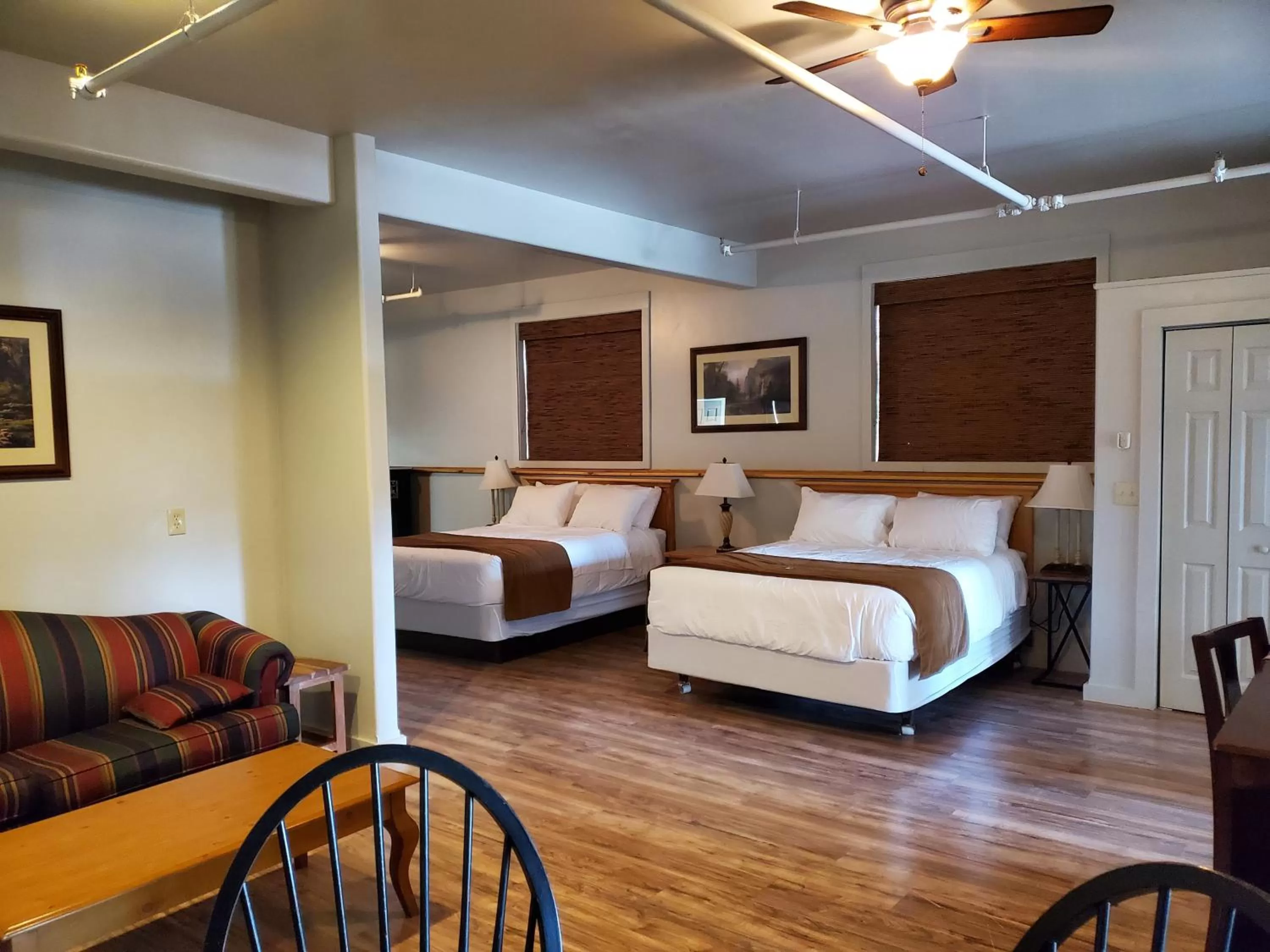 Photo of the whole room, Bed in Buffalo Lodge of Bigfork