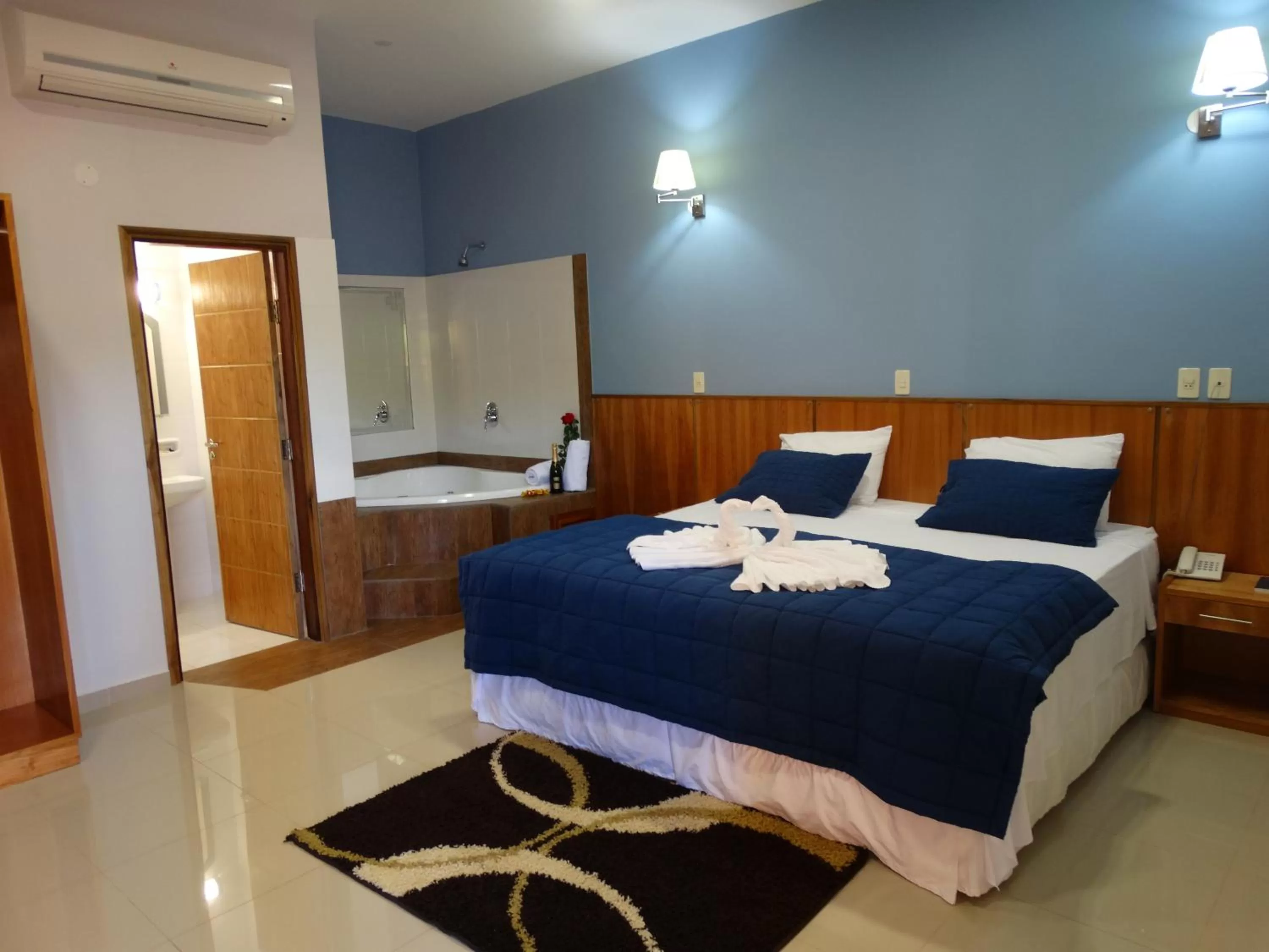 Hot Tub, Bed in Terwindt Hotel