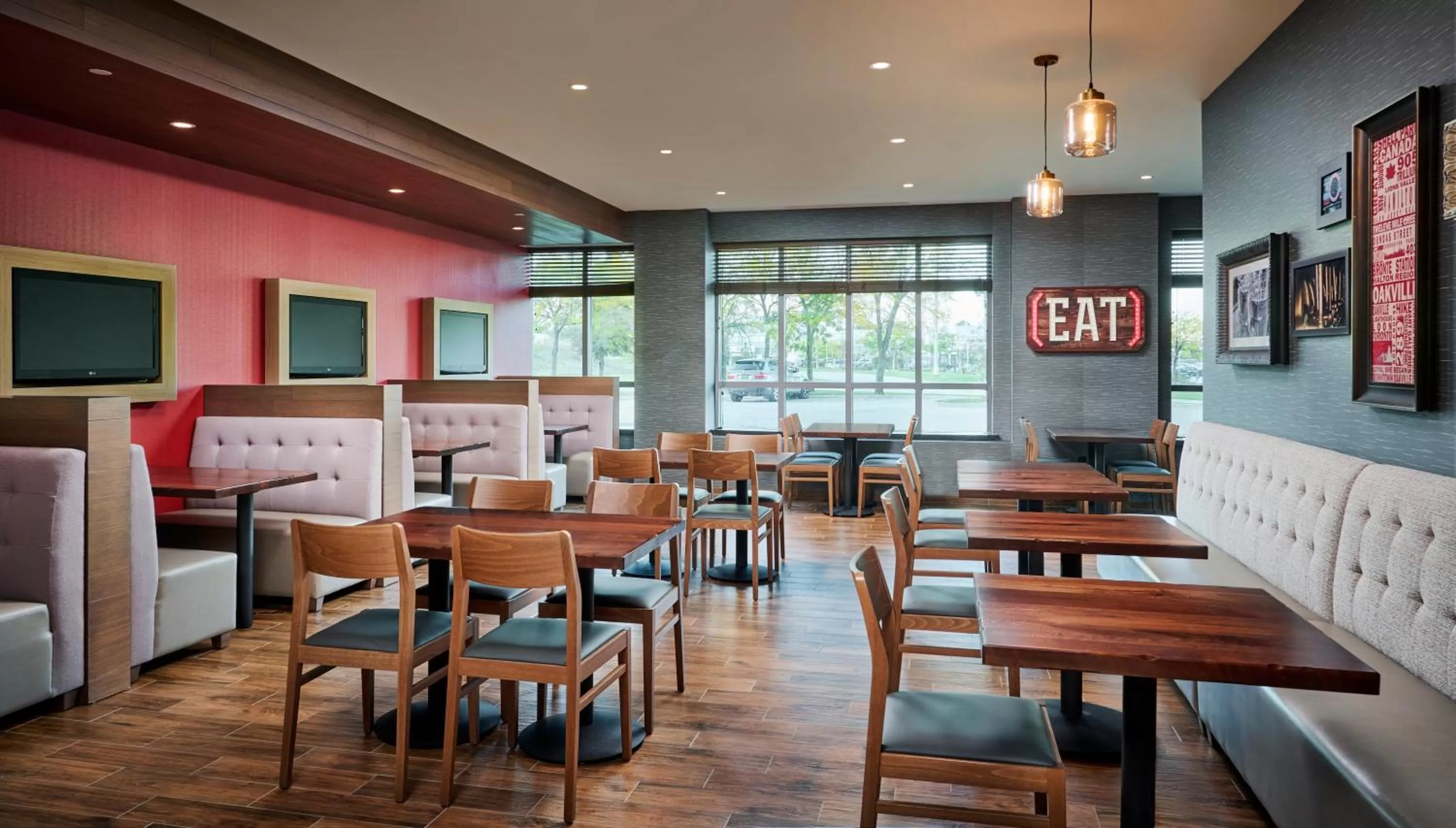 Restaurant/places to eat in Holiday Inn & Suites Oakville at Bronte by IHG