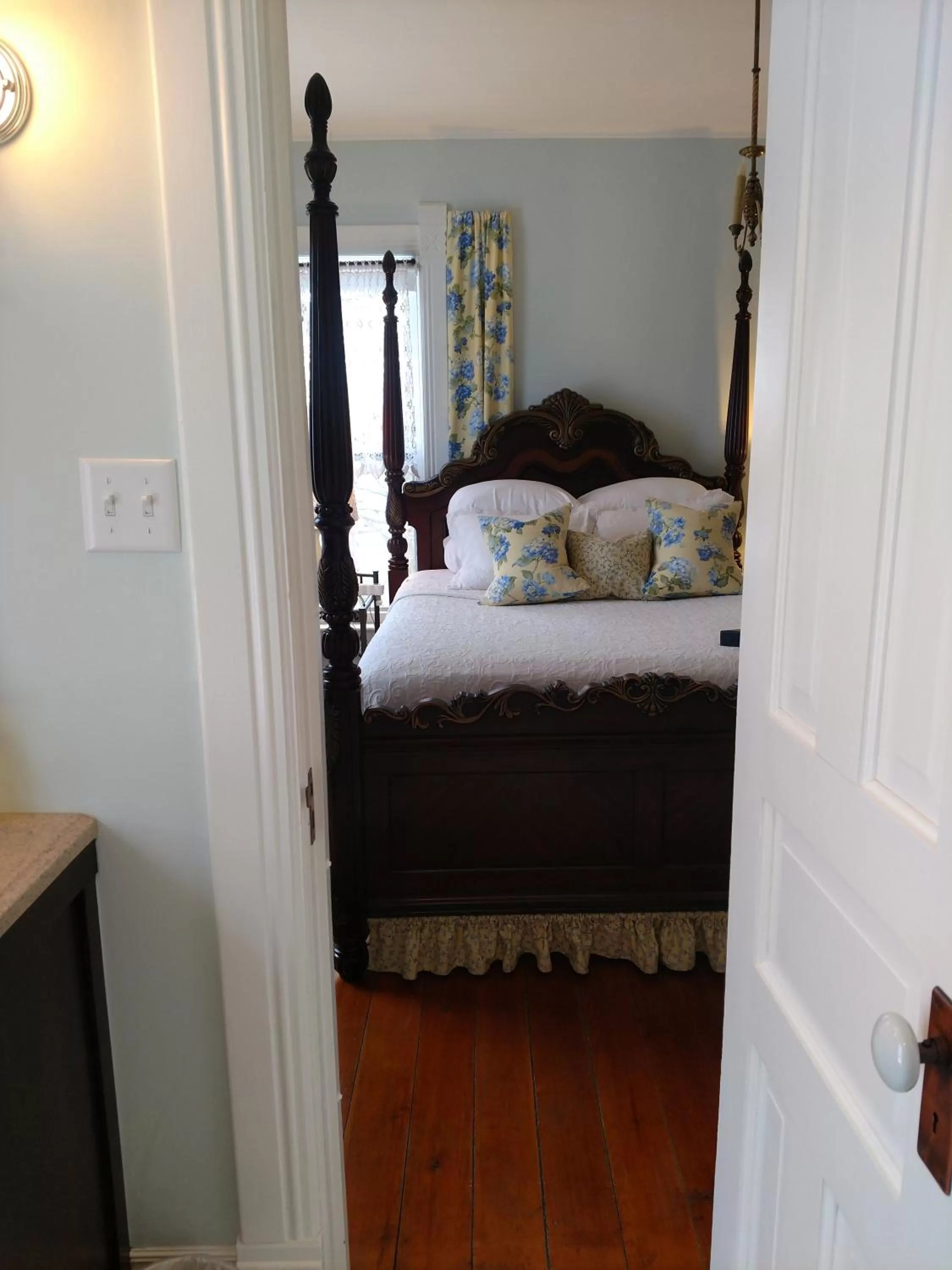 Bedroom, Bed in Lamberson Guest House