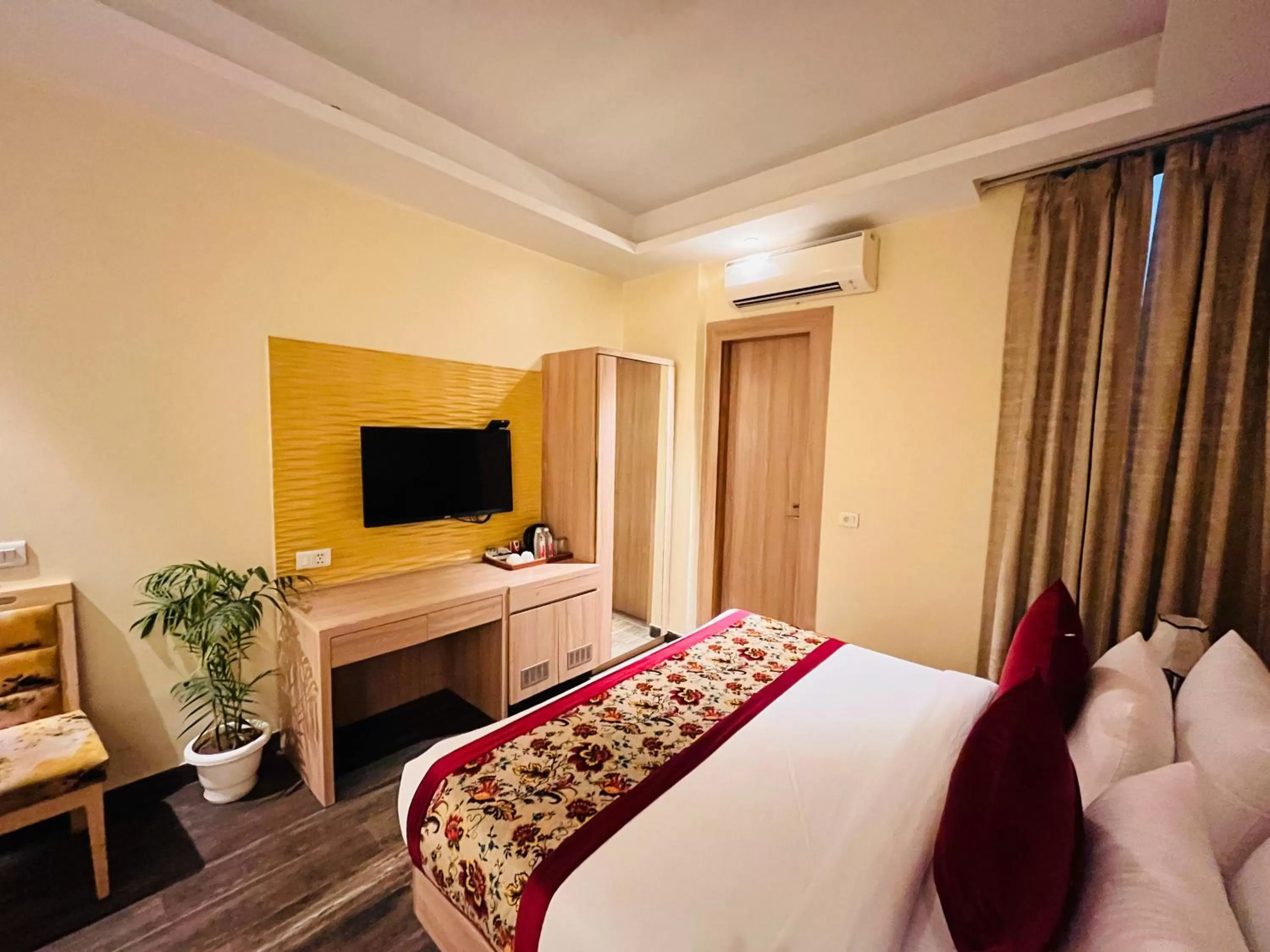 Bed in Hotel Banz near Delhi Airport