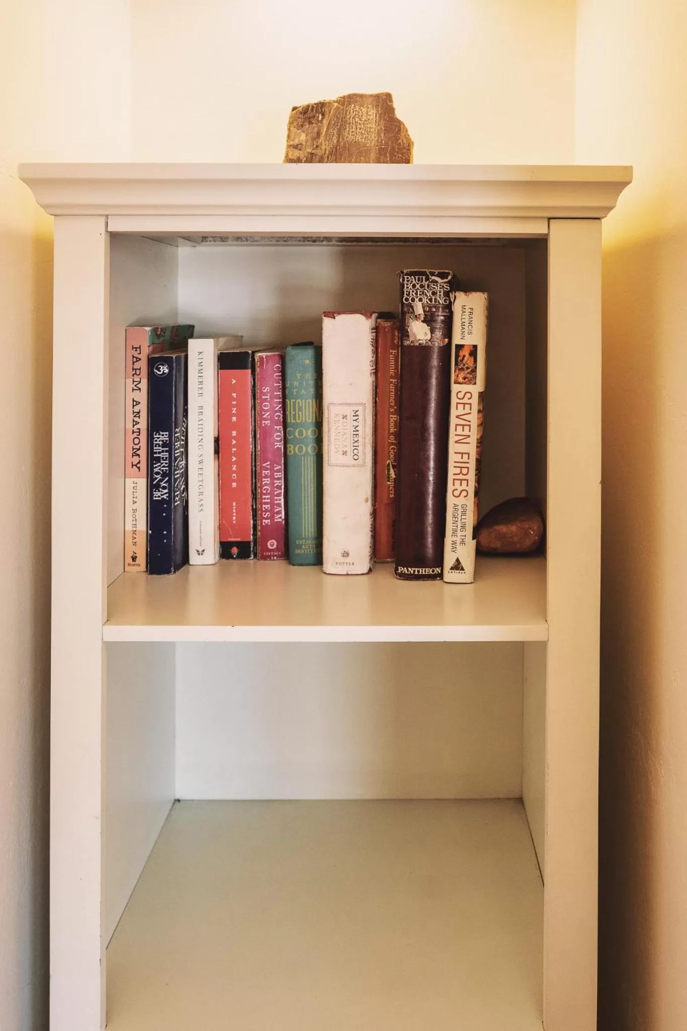 Library in The Loubird Inn