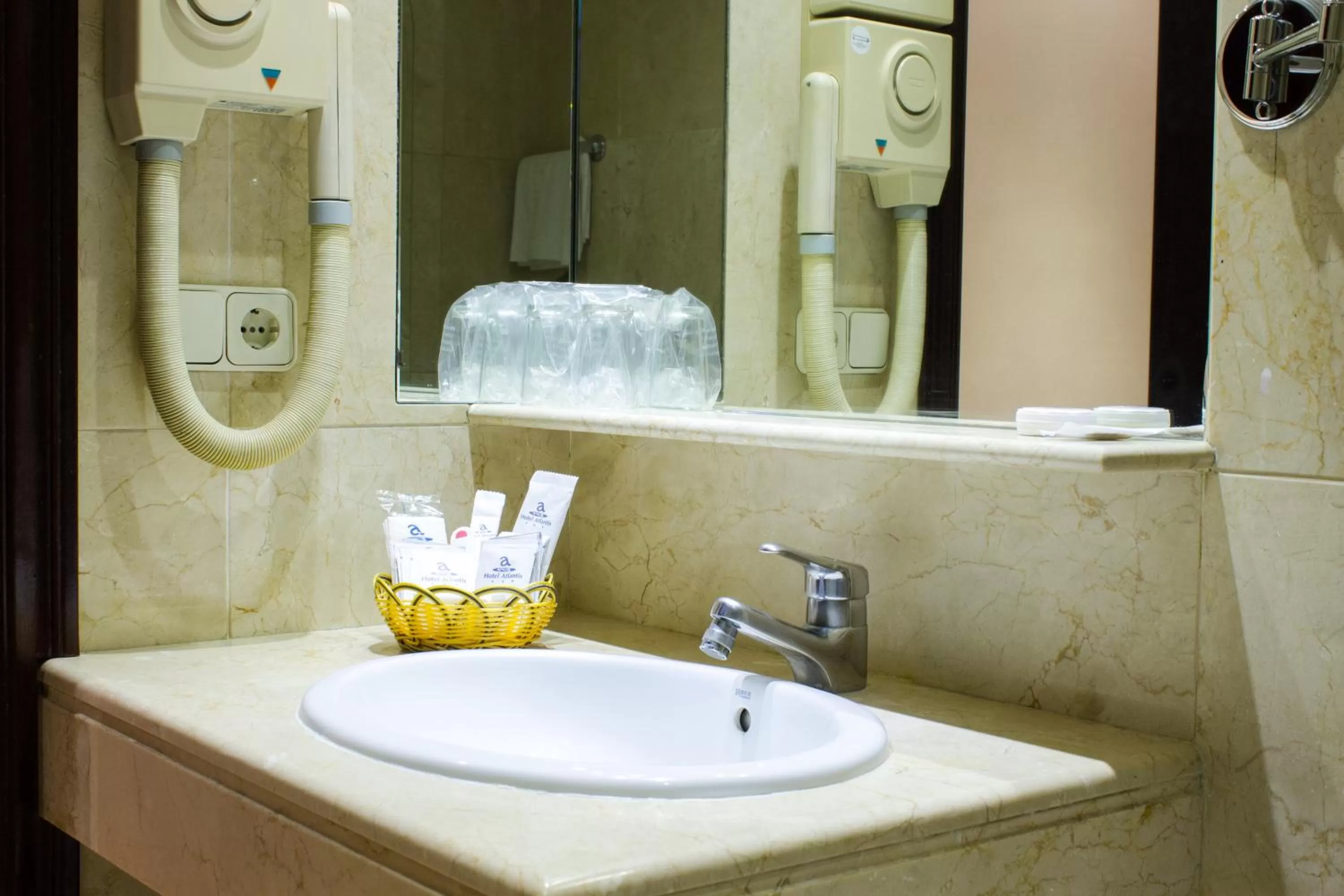 Bathroom in Atlantis by Atbcn