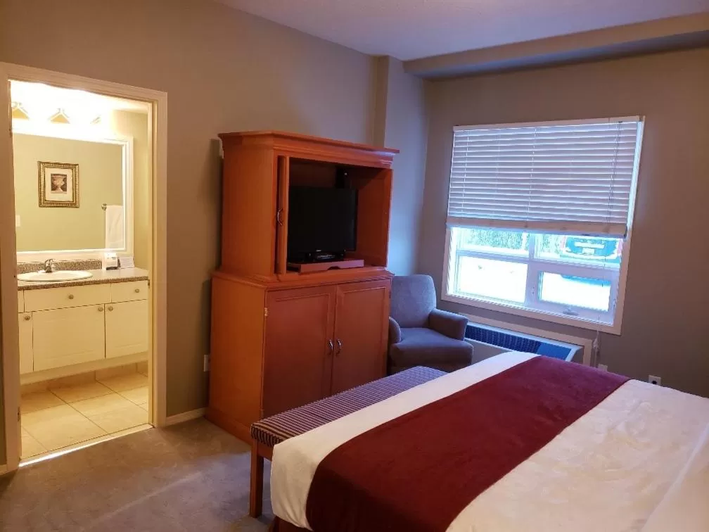 Bedroom, Bed in Travelodge by Wyndham Spruce Grove