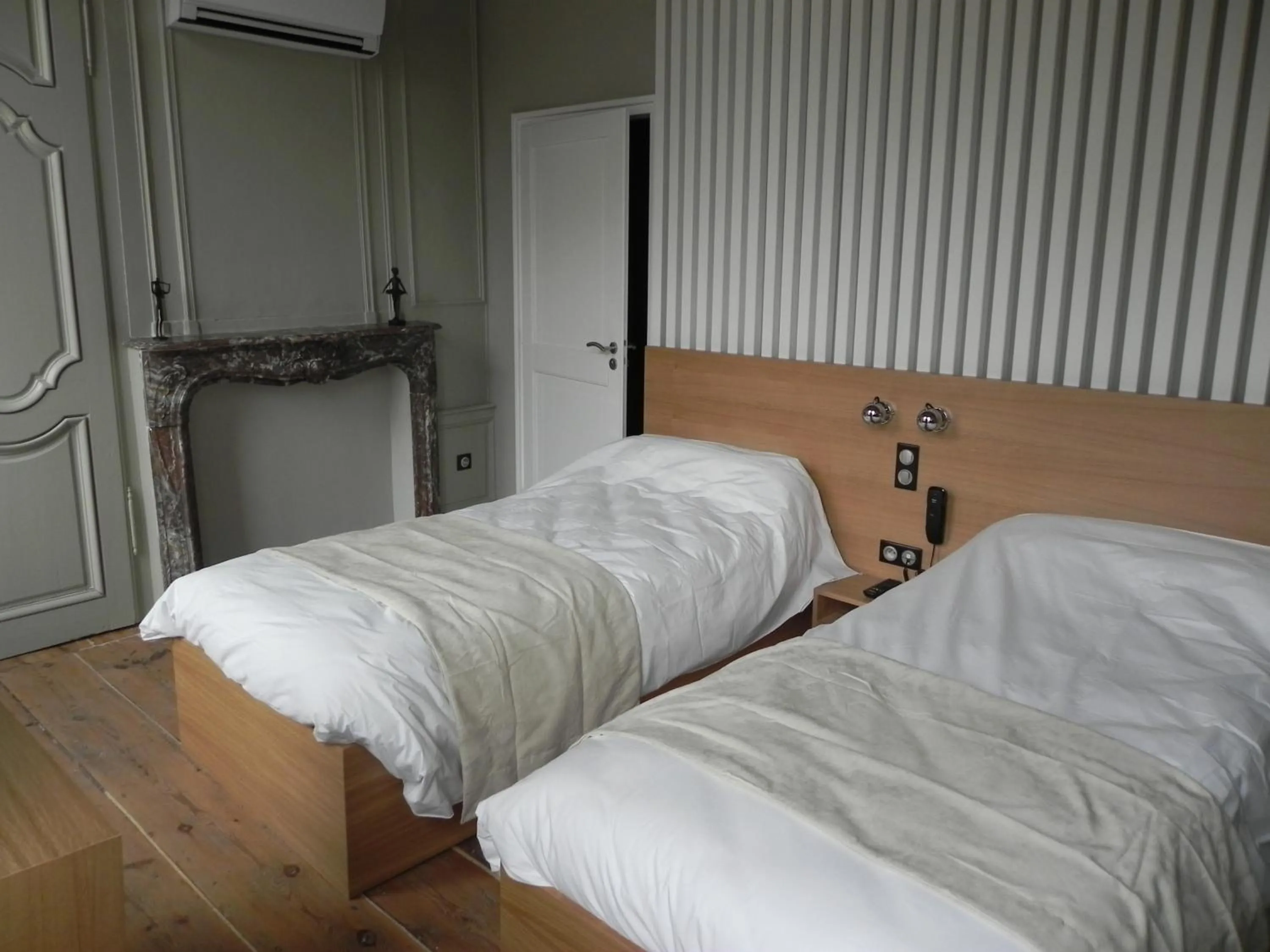 Bed in Hôtel - Restaurant Au Tonnelier