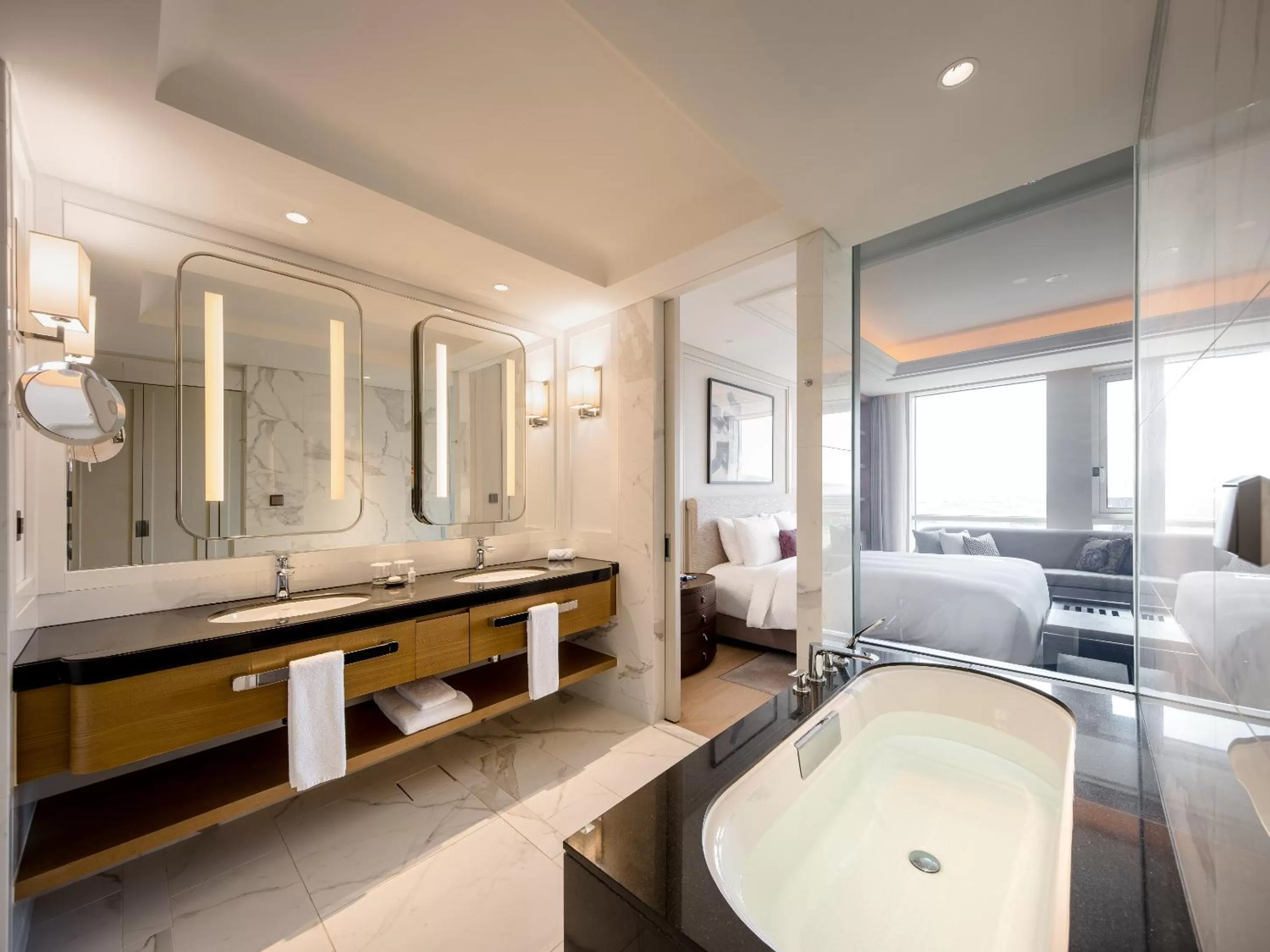 Bathroom, Bed in Paradise City