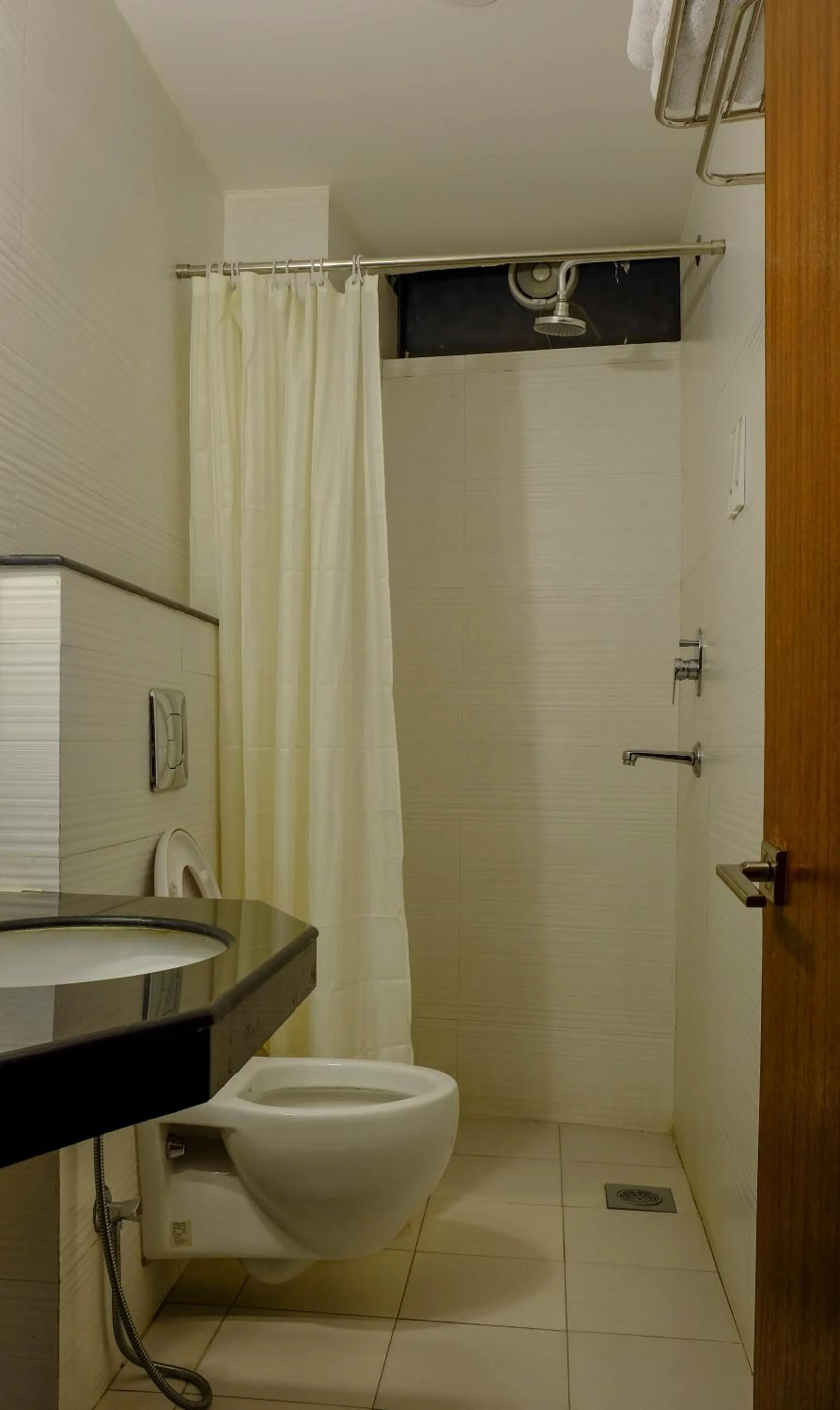 Bathroom in Hotel Regal Airport