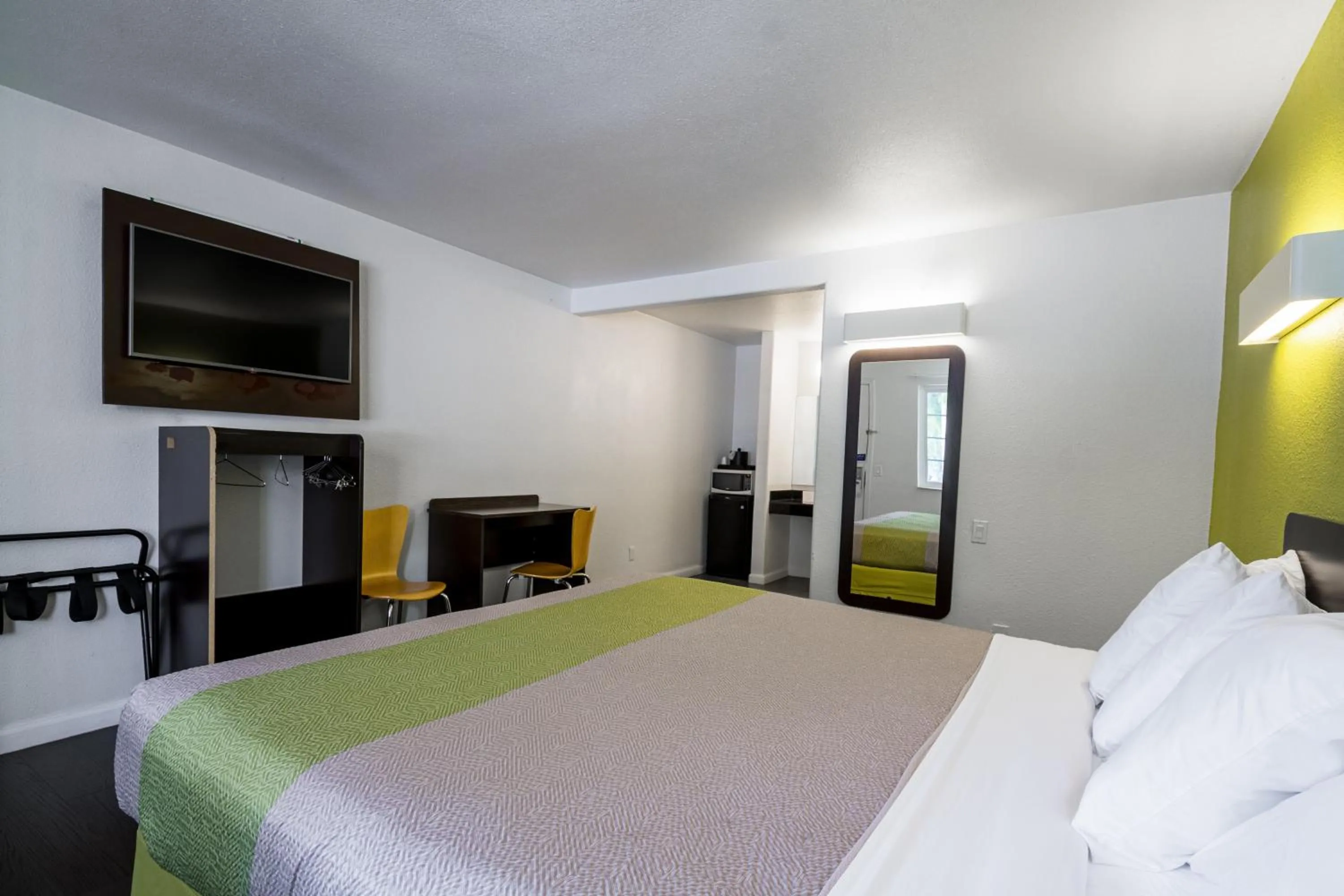 TV and multimedia, Bed in Motel 6 - Downtown Monterey