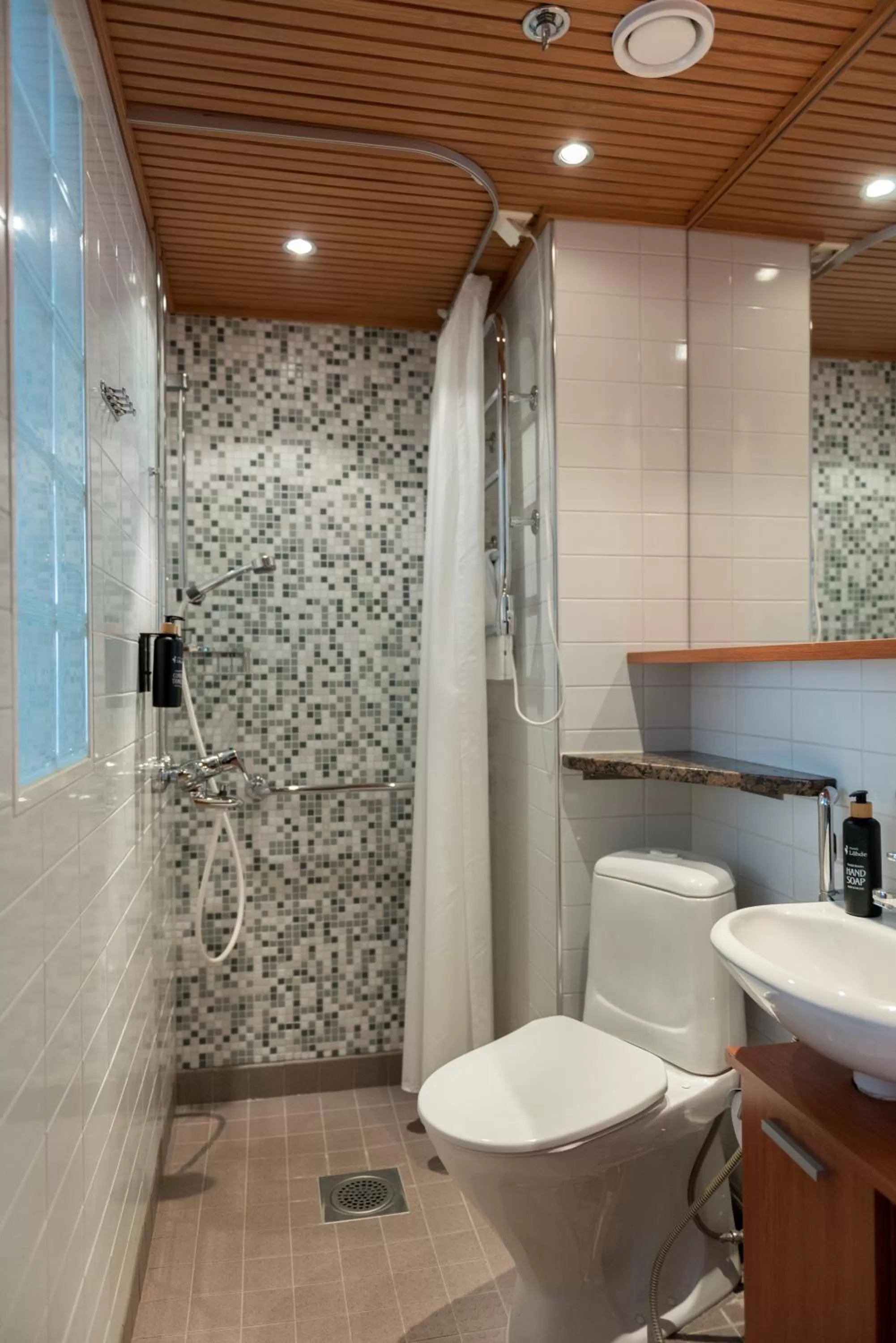 Shower in Hotelli Lähde