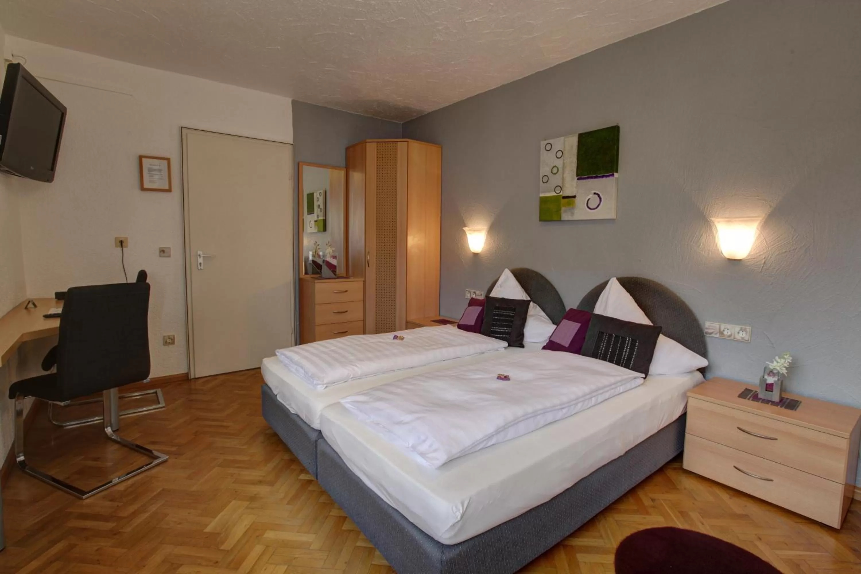 Photo of the whole room, Bed in H41 Inn Hotel Garni Freiburg