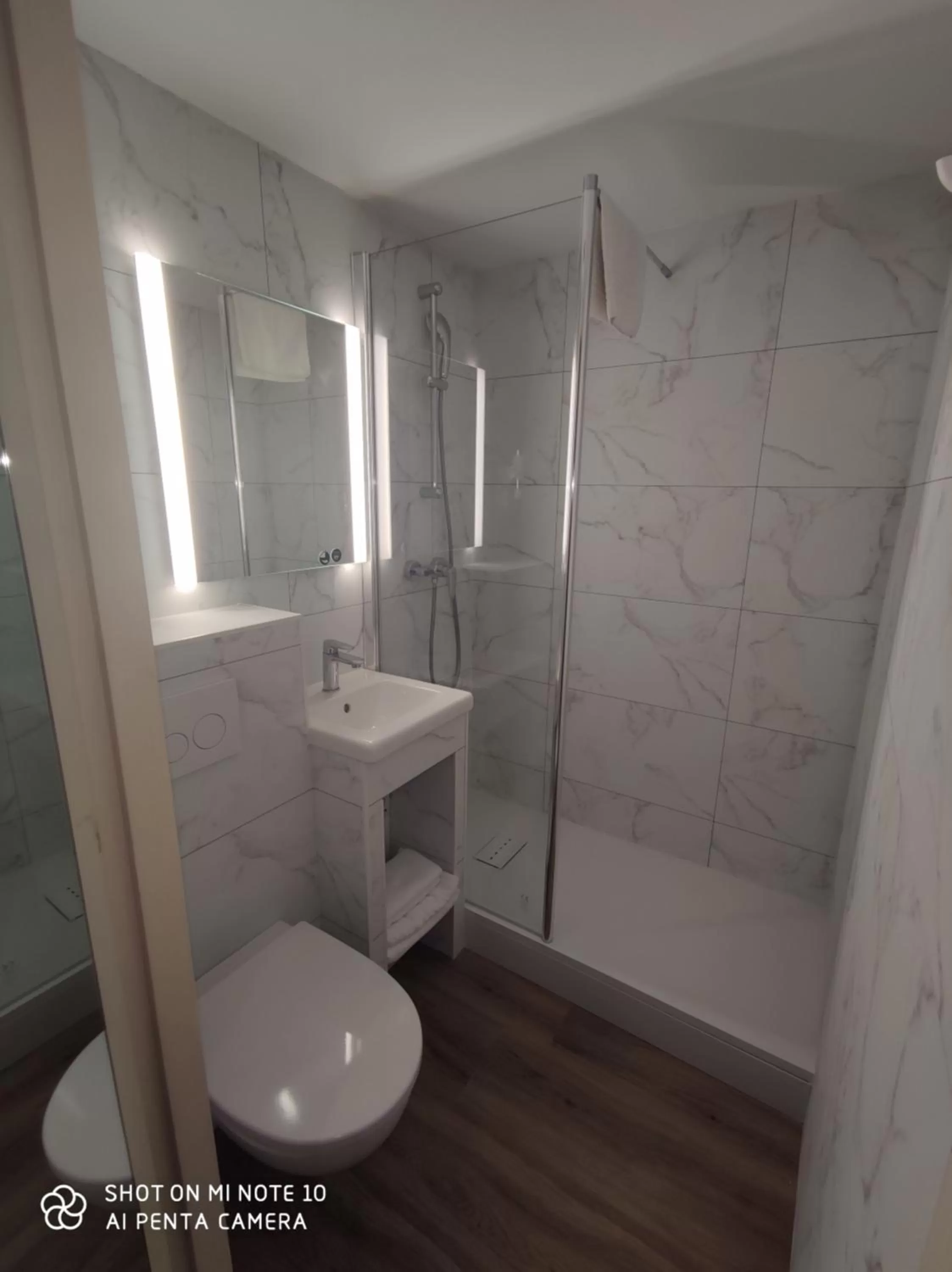 Shower in Kyriad Nîmes Ouest A9