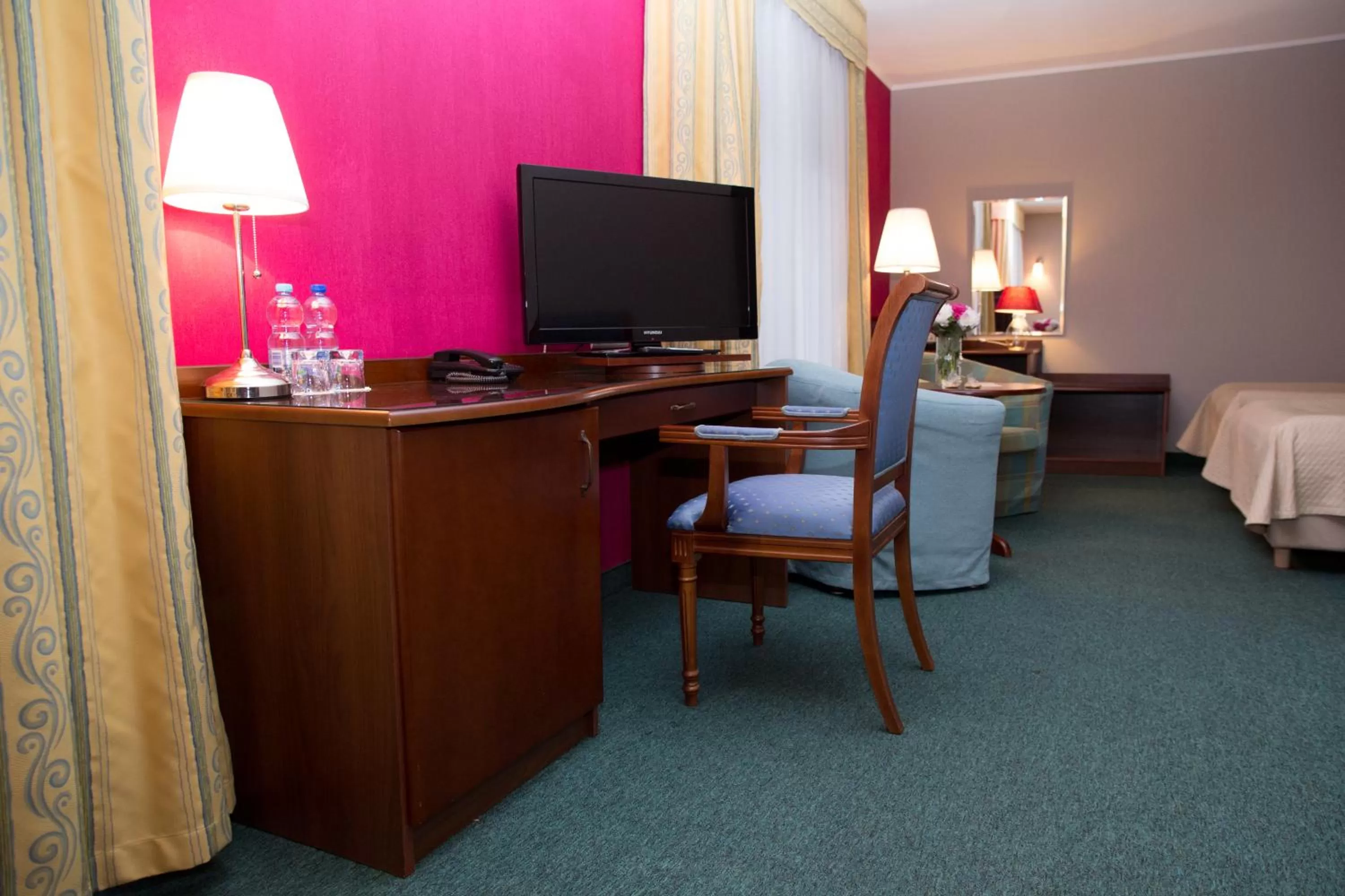 Seating area, Bed in Hotel Rezydencja Solei