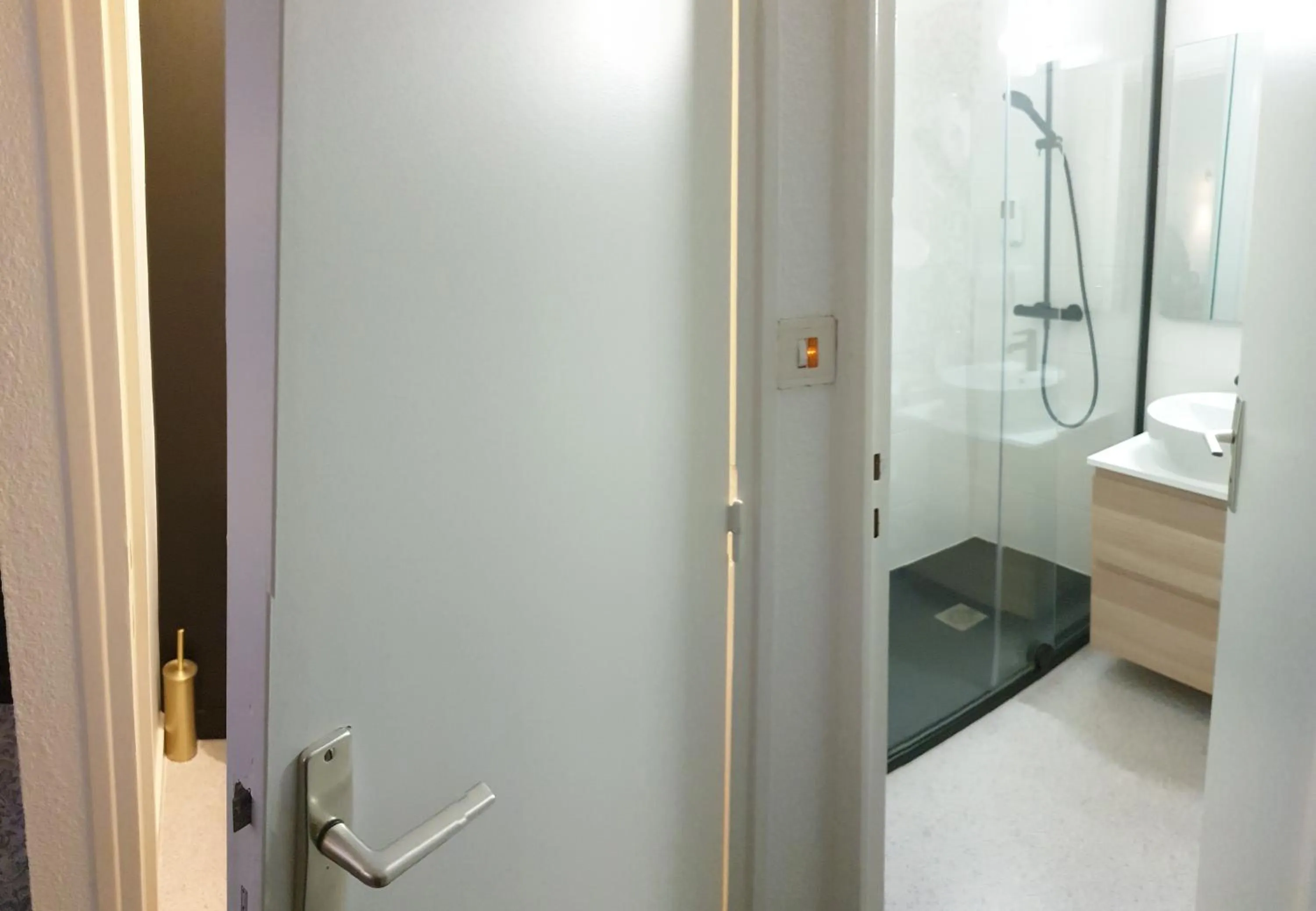 Shower in Hôtel Le Rohan Charme et Caractère