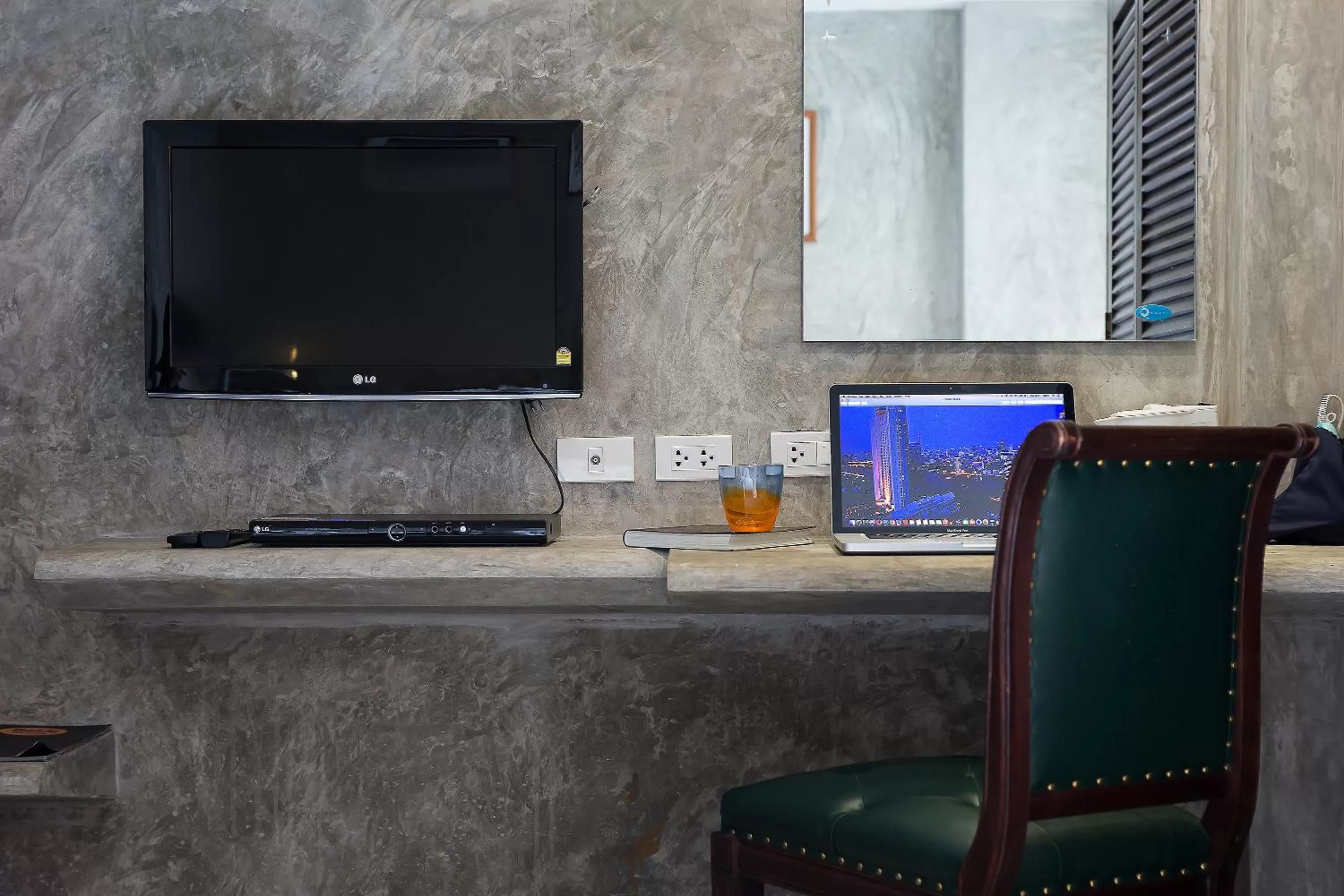 TV and multimedia in Buddy Boutique Inn