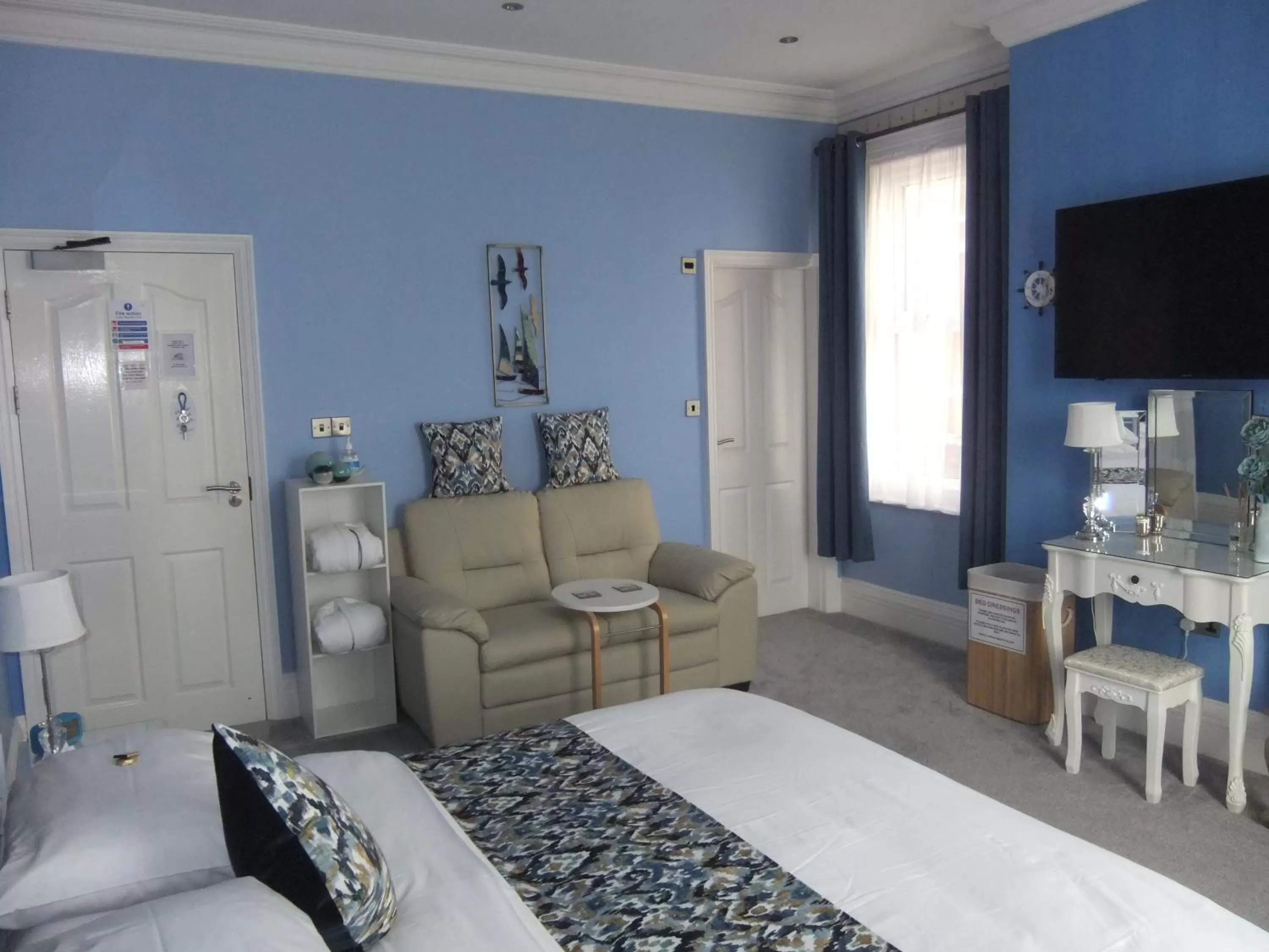 Photo of the whole room, Seating Area in FourRooms - Couples Only