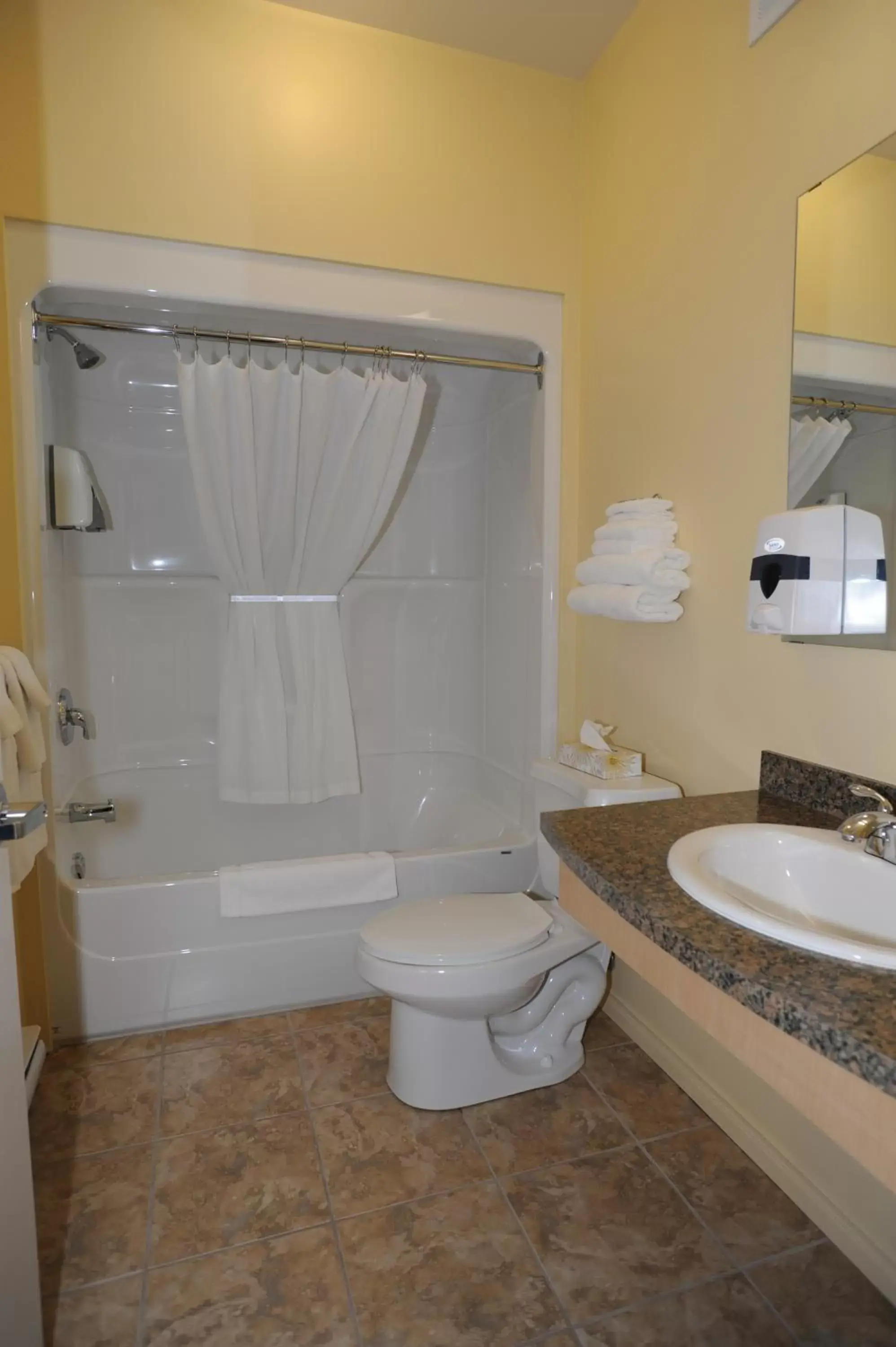 Queen Room in Hotel La Porte de la Matawinie -Hôtel Matha Queen Room in Hotel La Porte de la Matawinie -Hôtel Matha