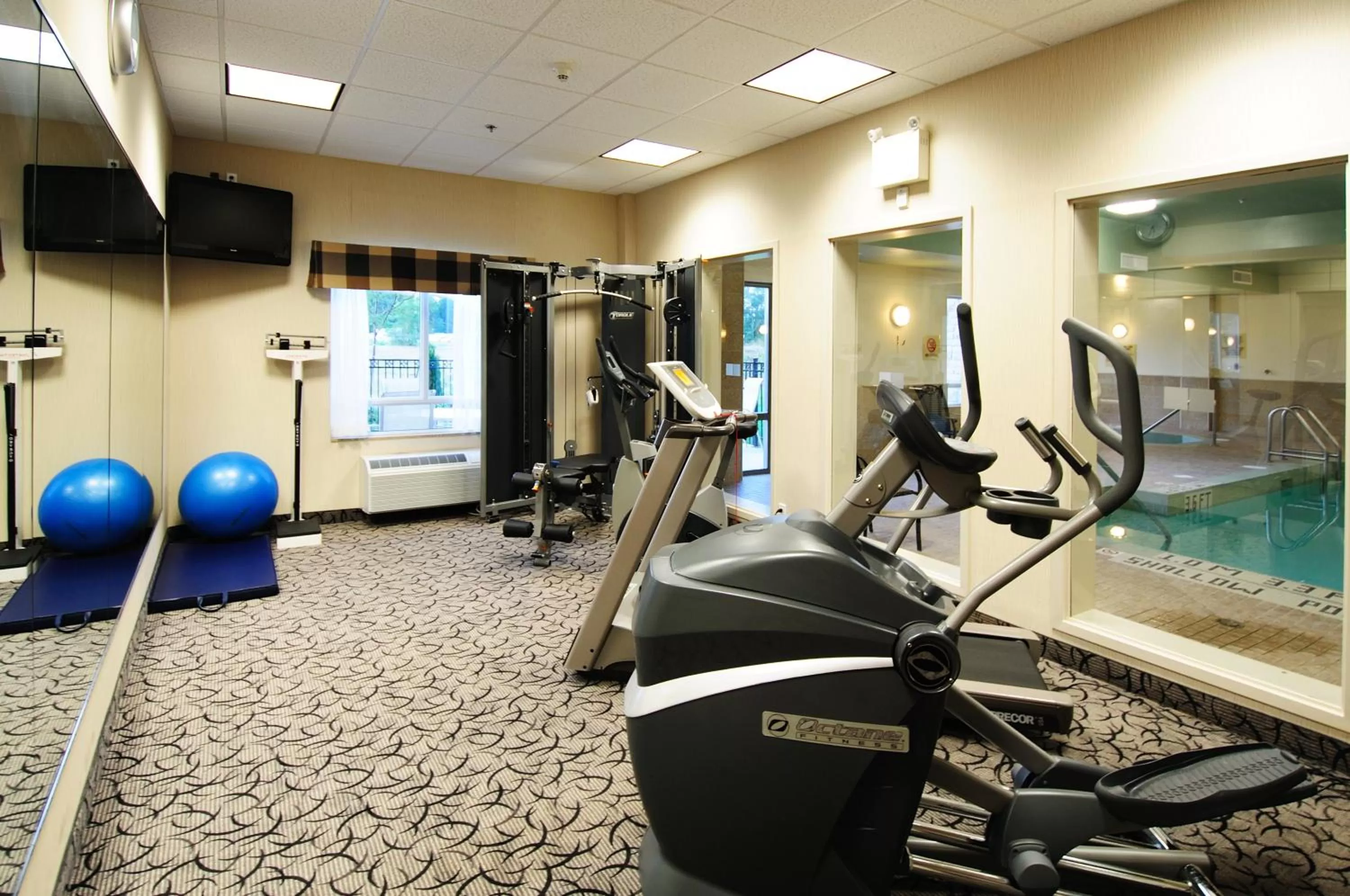 Fitness centre/facilities in Holiday Inn Express Hotel & Suites Ottawa Airport by IHG