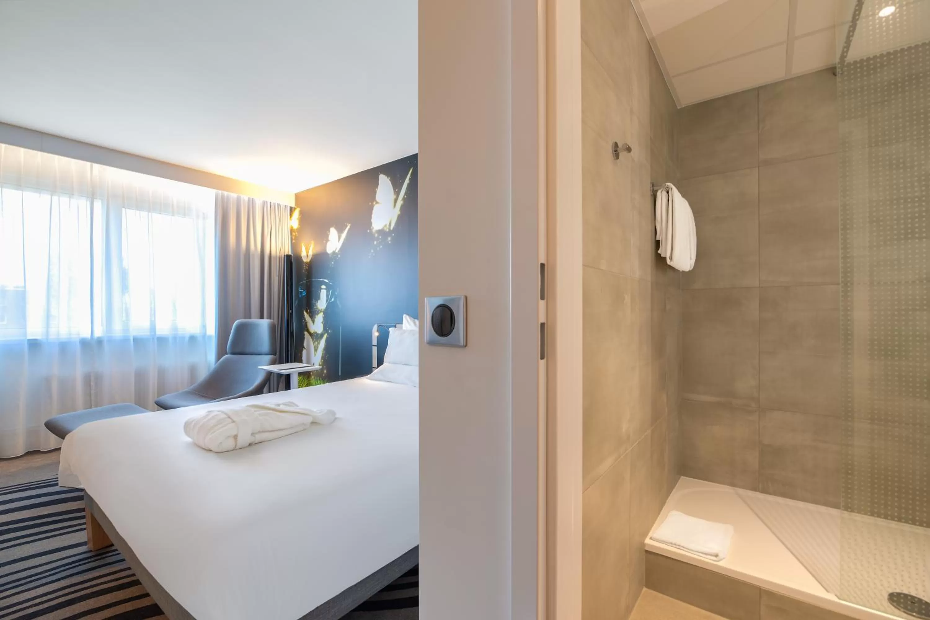 Shower, Bed in Novotel Wrocław City