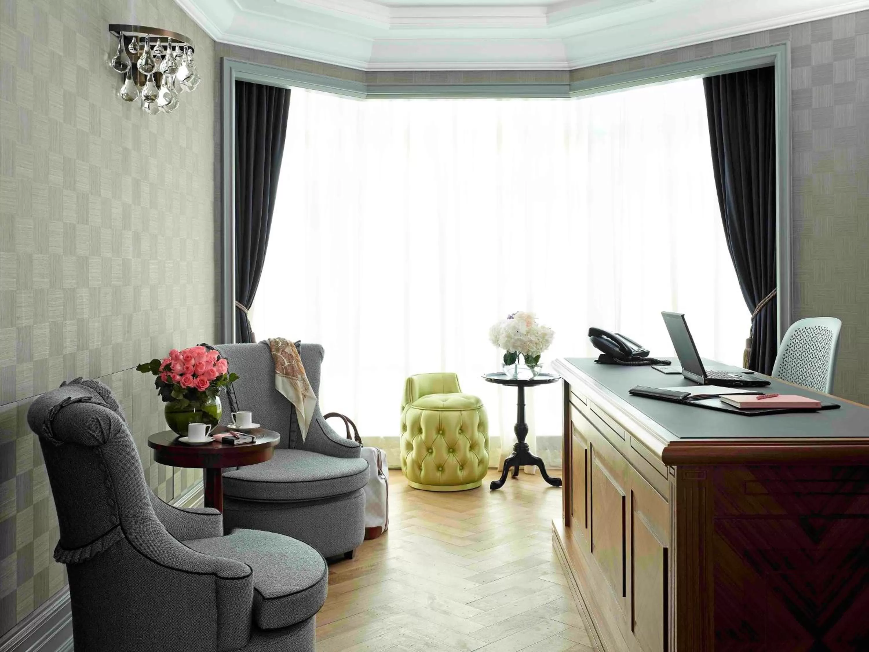 Lounge or bar in The Langham Hong Kong