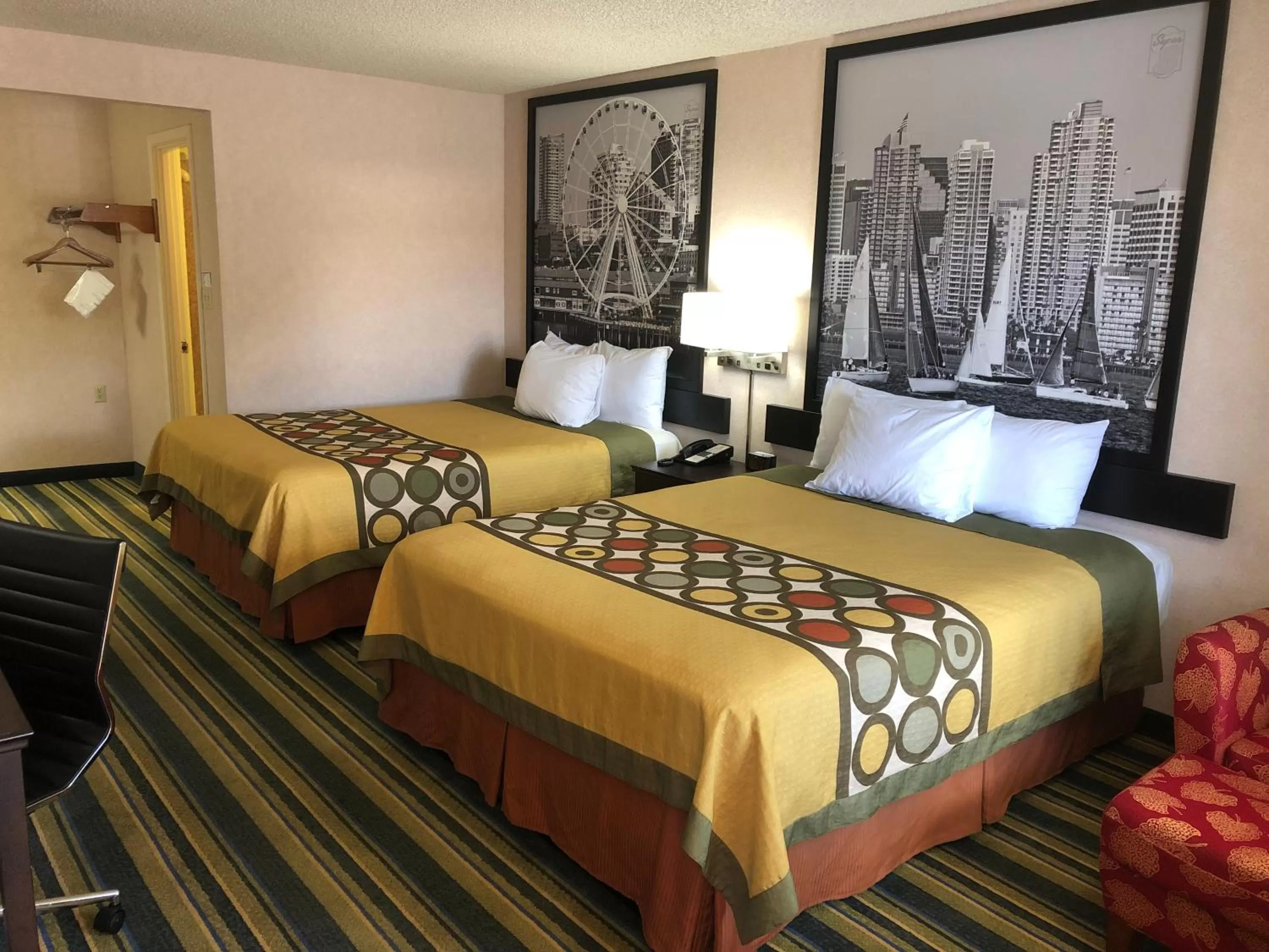 Bedroom, Bed in Super 8 by Wyndham Yreka