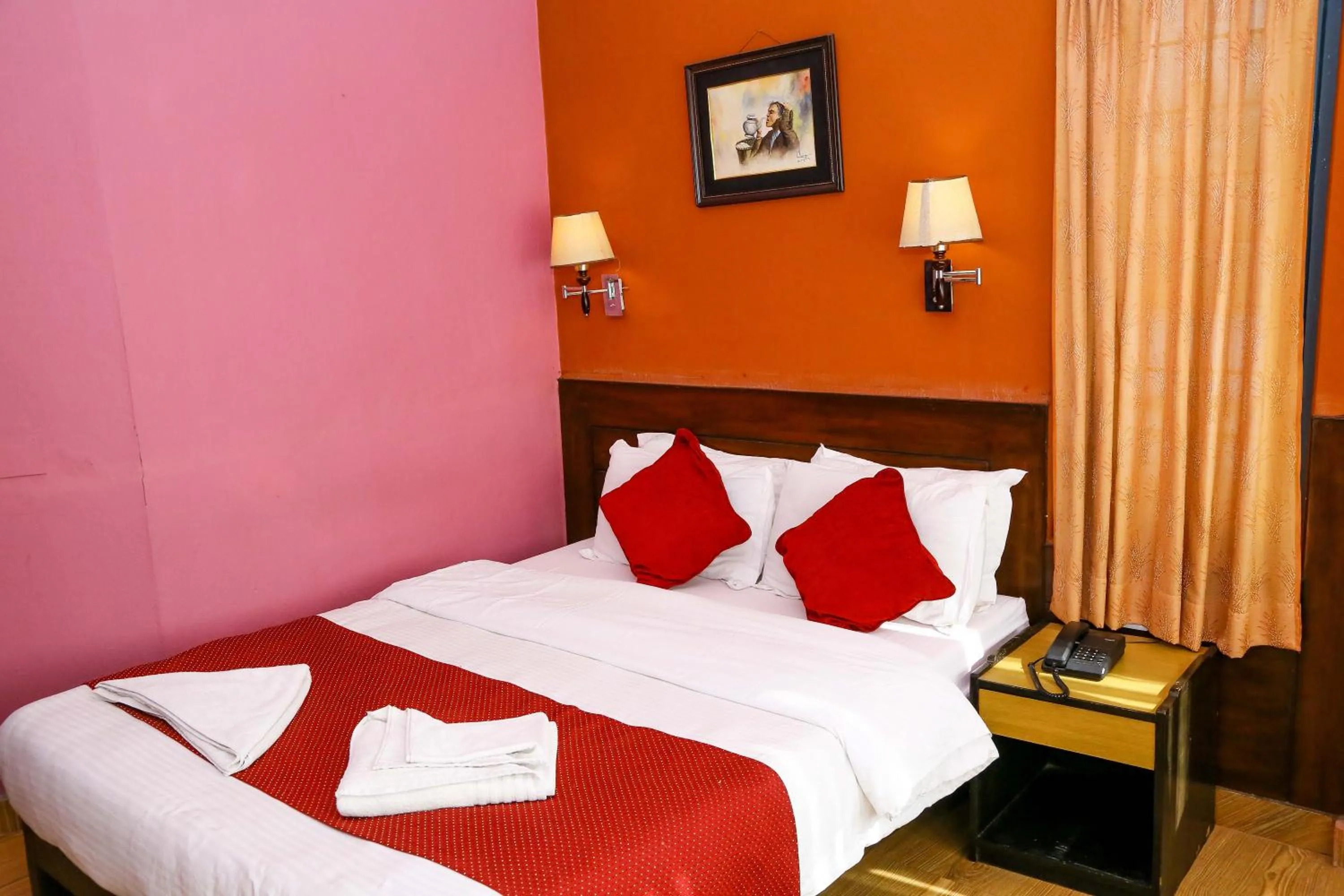 Decorative detail, Bed in Hotel Silver Oaks Inn