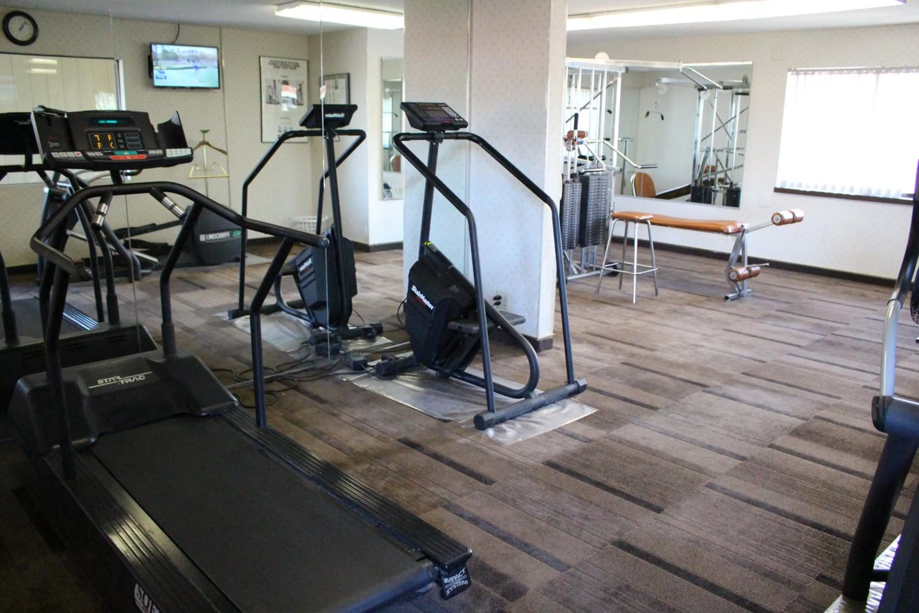 Fitness centre/facilities in Days Inn & Suites by Wyndham Sunnyvale