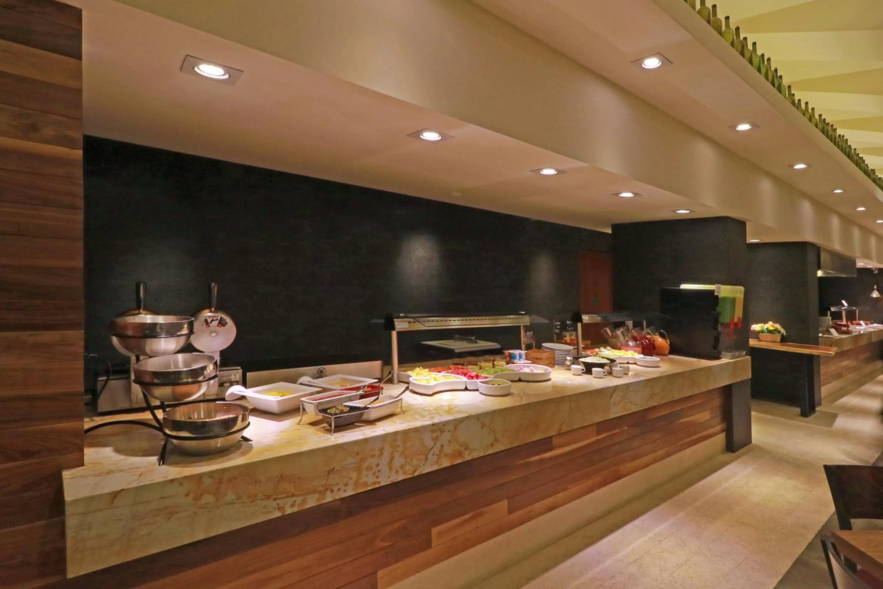 Restaurant/places to eat in Holiday Inn & Suites Plaza Mayor by IHG