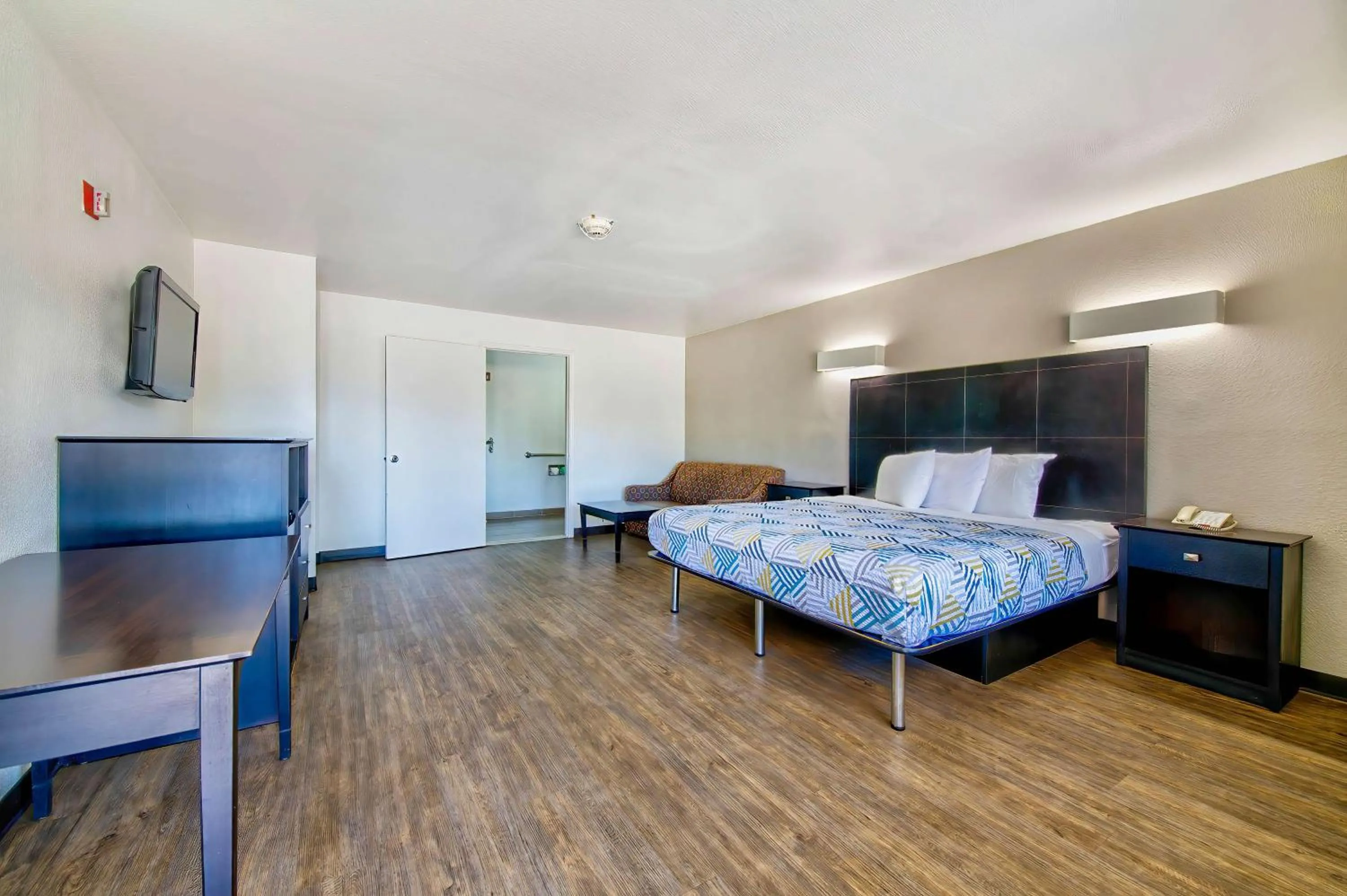 Bedroom, Bed in Motel 6-Arlington, TX