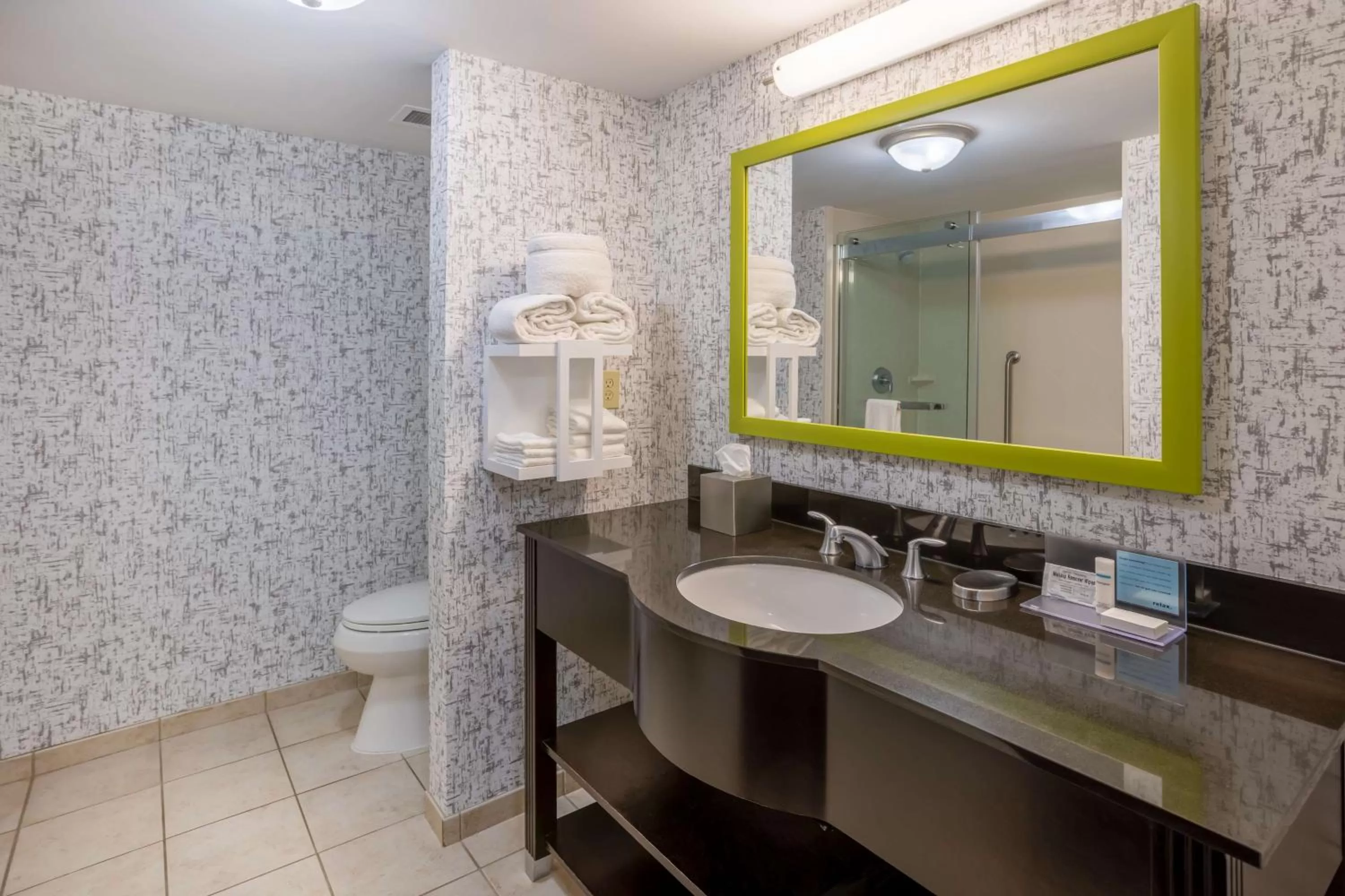 Bathroom in Hampton Inn Birmingham/Leeds