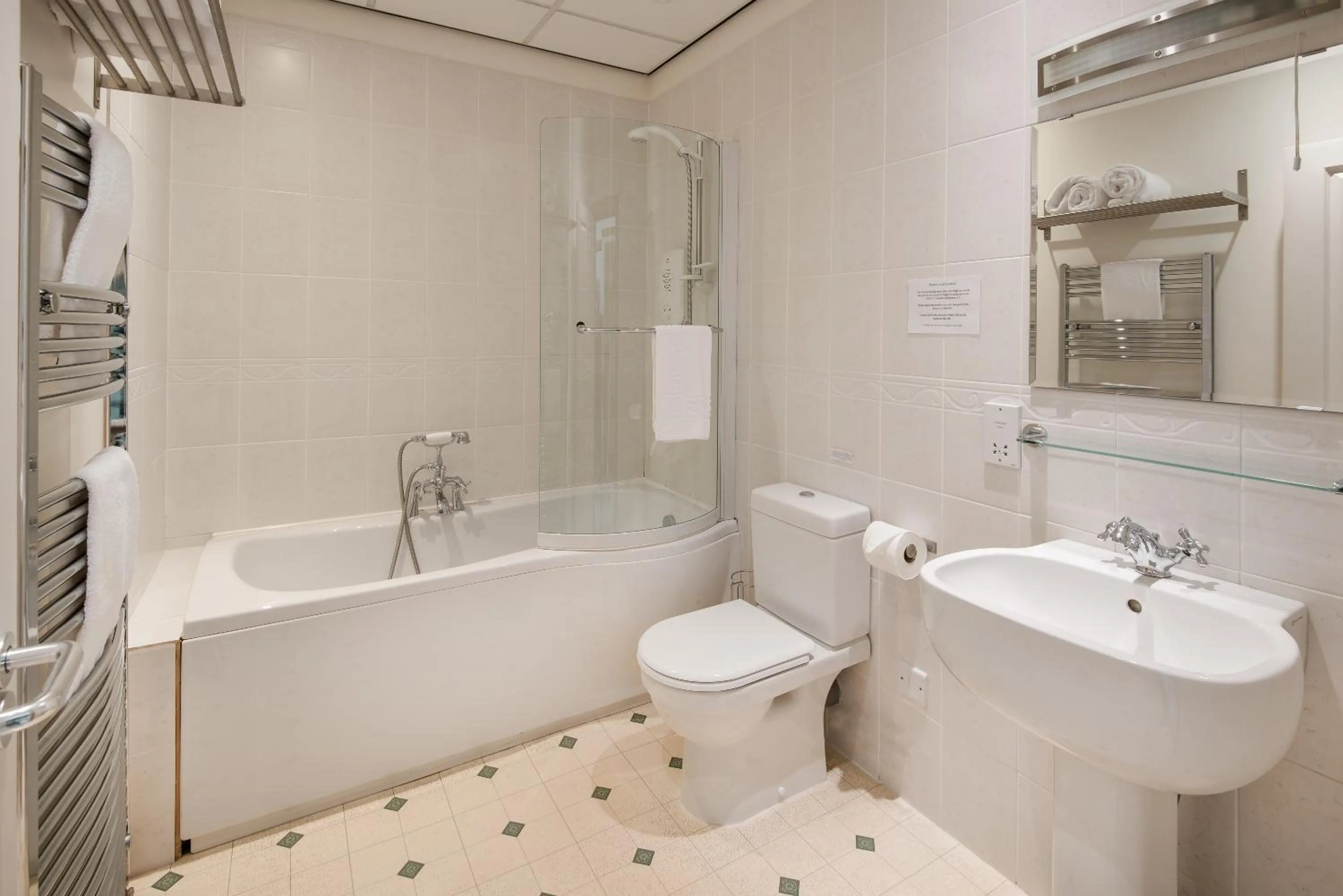 Bathroom in Queenshead Hotel Kelso