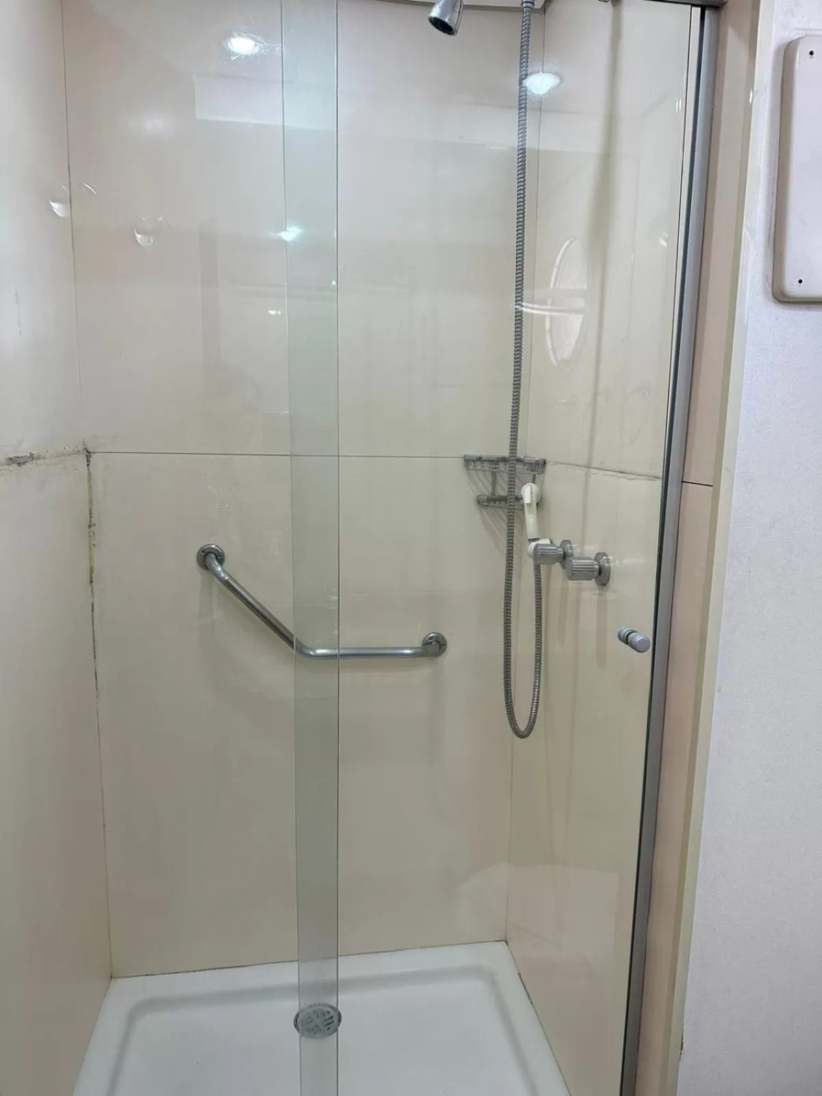 Shower, Bathroom in Studio Paulista Bela Cintra