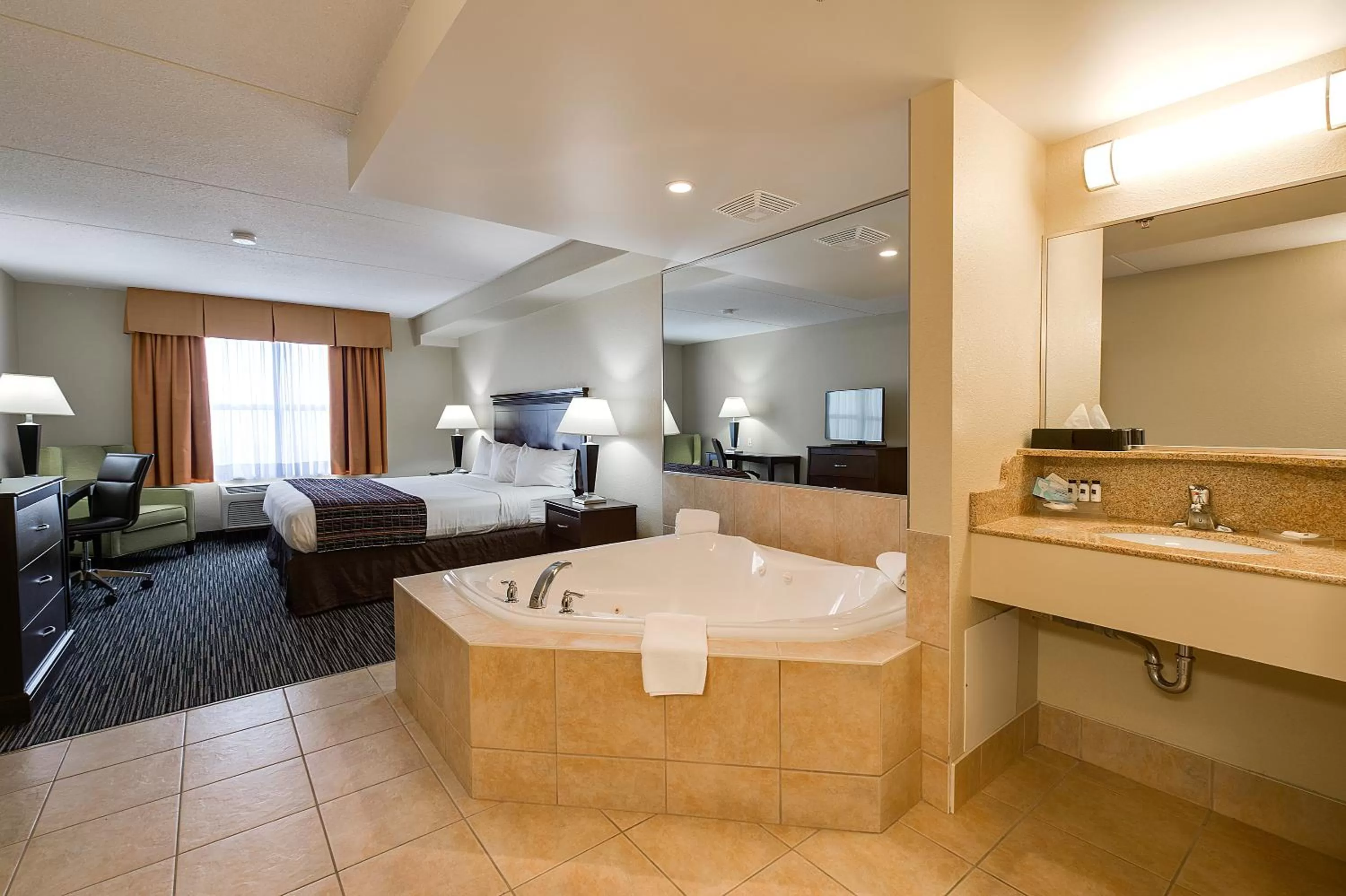 Hot Tub, Bed in Country Inn & Suites by Radisson, Niagara Falls, ON