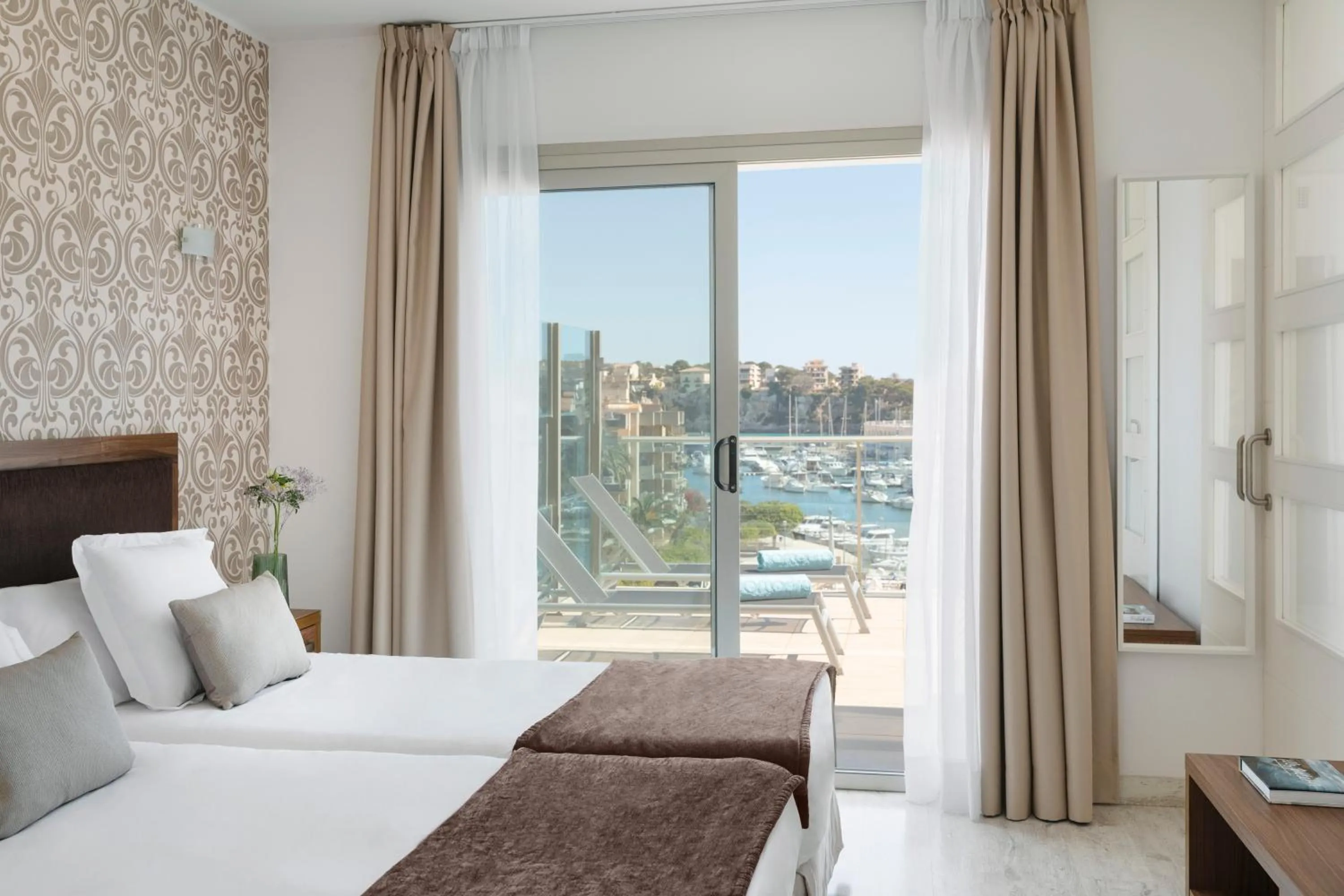 Bedroom, Bed in Porto Drach Aparthotel & Suites