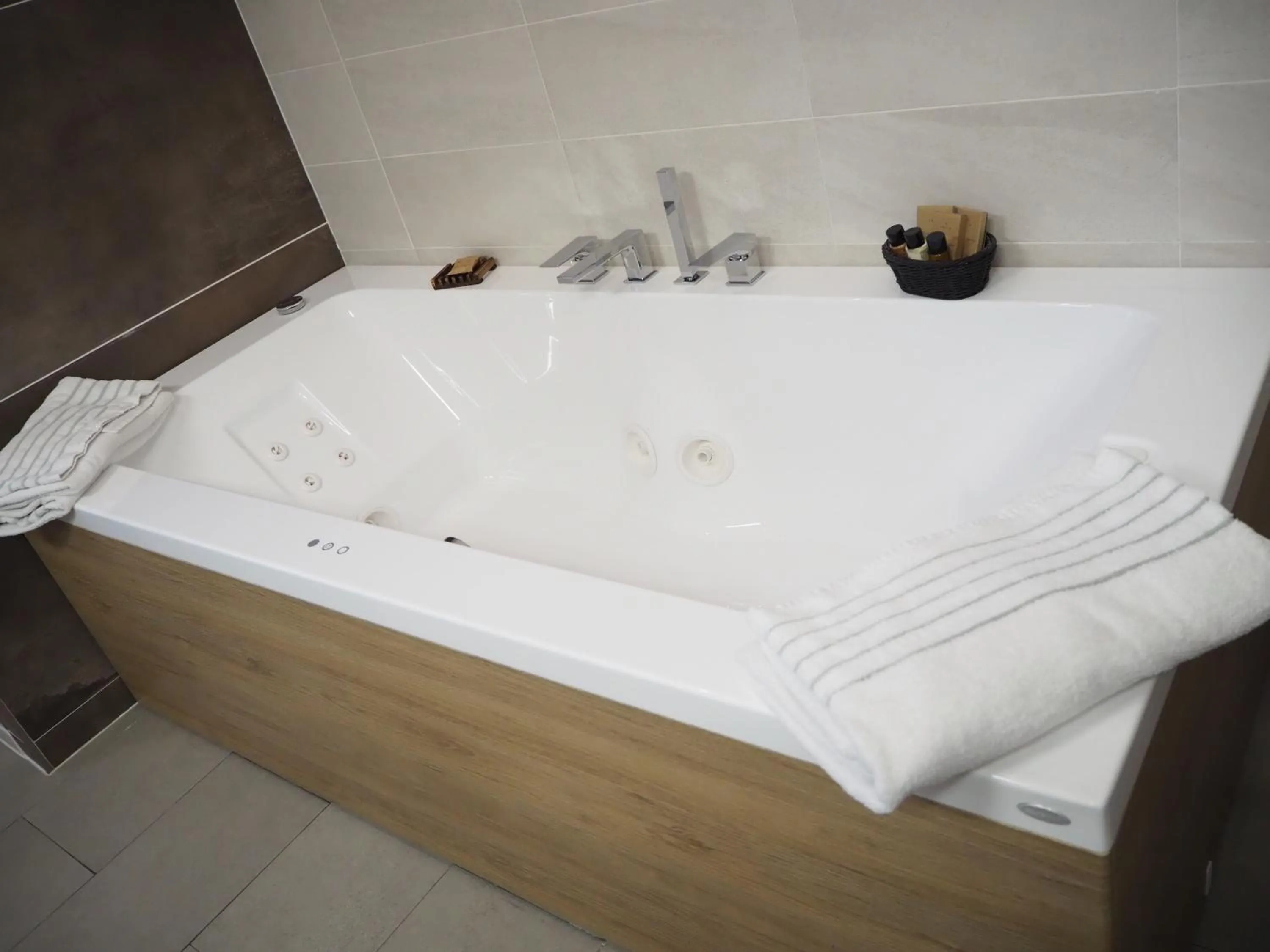 Hot Tub in Apollo Guest House