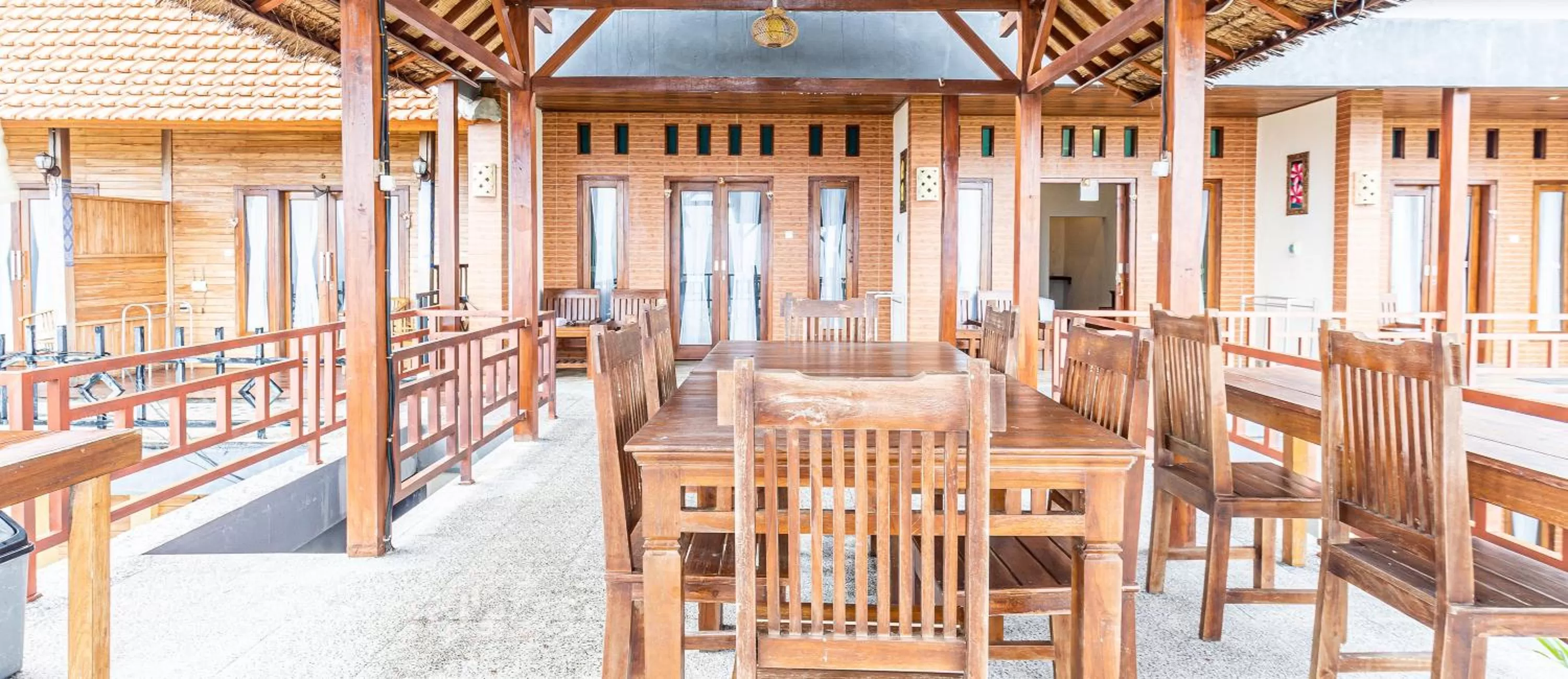 Restaurant/places to eat in D' Artha Cottage