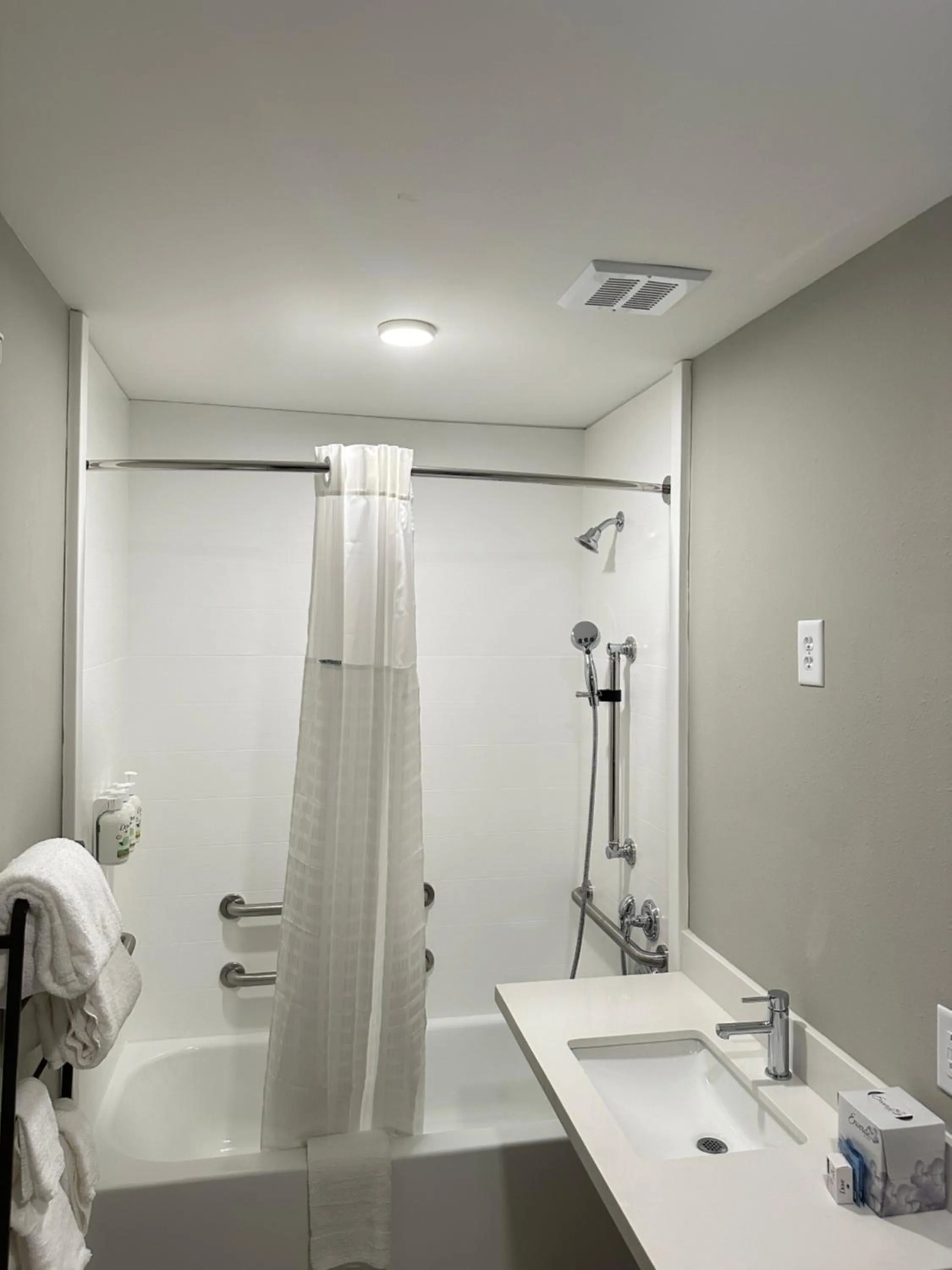 Bathroom in La Quinta Inn by Wyndham Columbia NE Fort Jackson