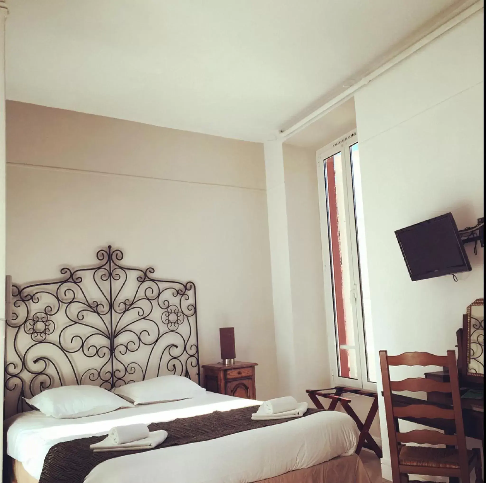 Superior Room with 1 Double Bed and 1 Single Bed in Hotel Danemark Superior Room with 1 Double Bed and 1 Single Bed in Hotel Danemark