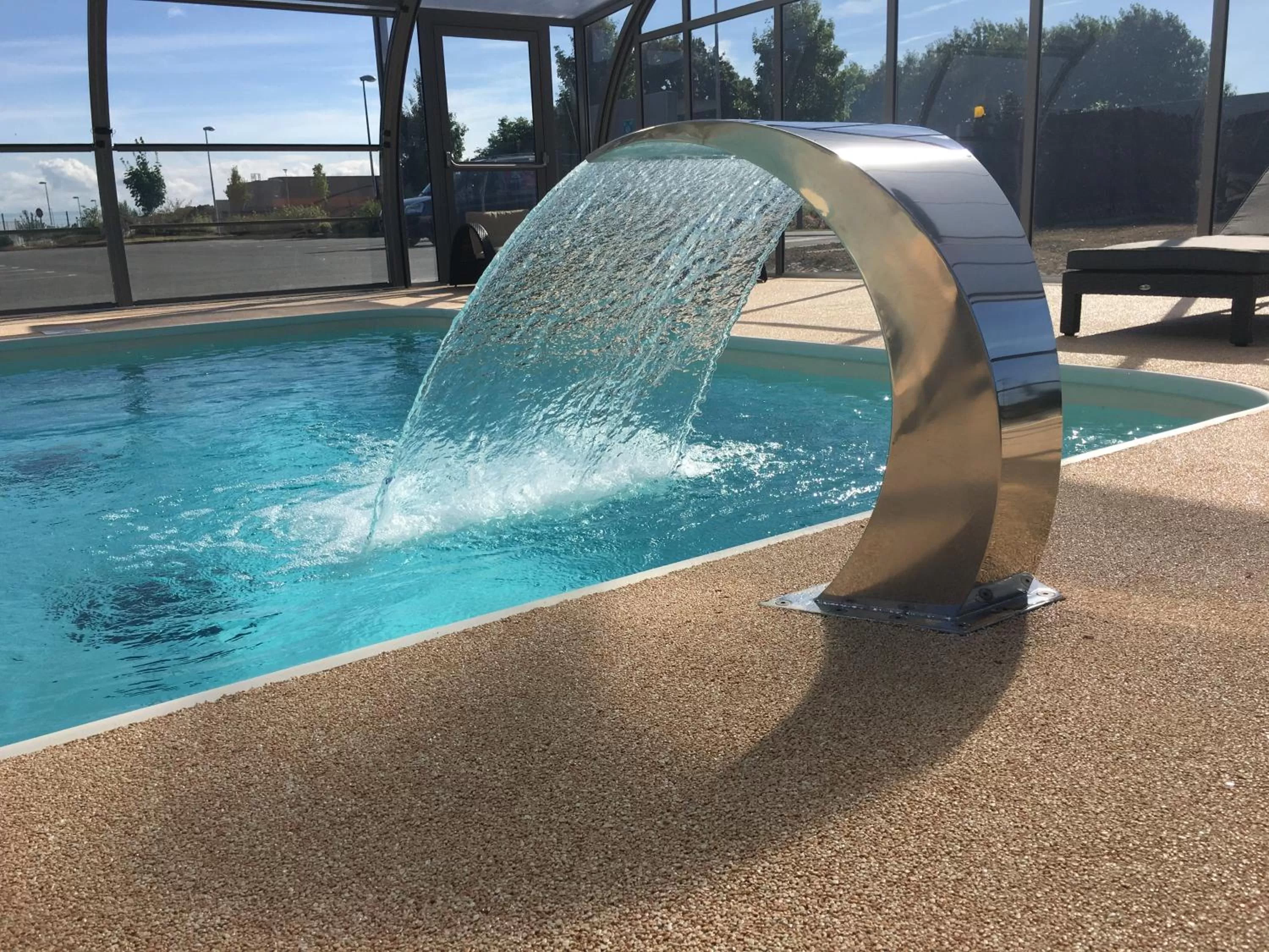Swimming pool in Kyriad Dol-de-Bretagne