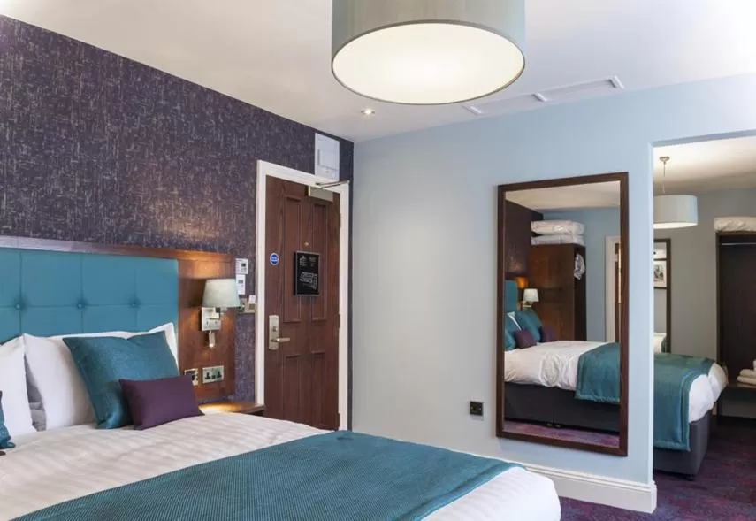 Shower, Bed in The Queen's Head Wetherspoon