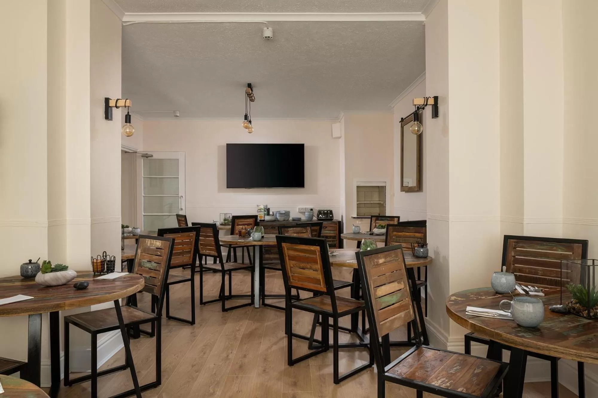 Breakfast in Pebble House