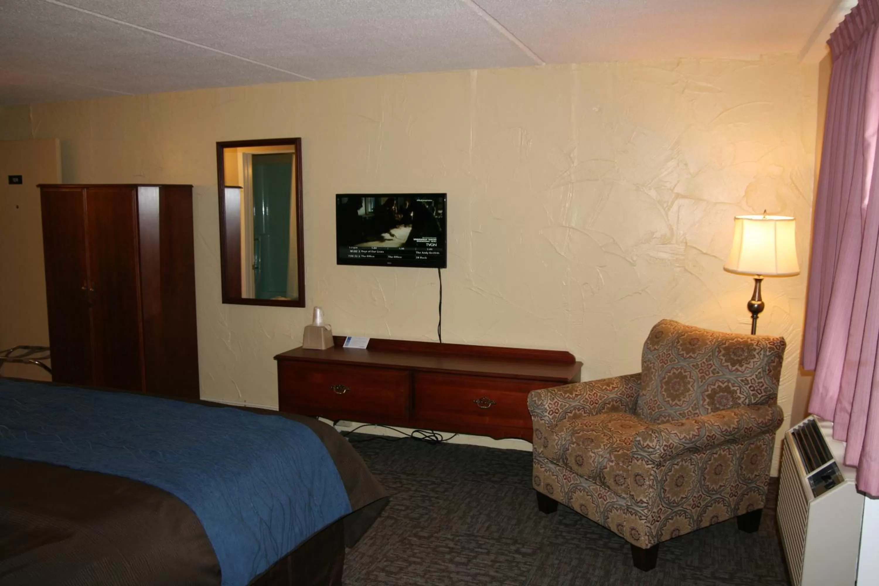 Seating area, Bed in Bangor Inn & Suites