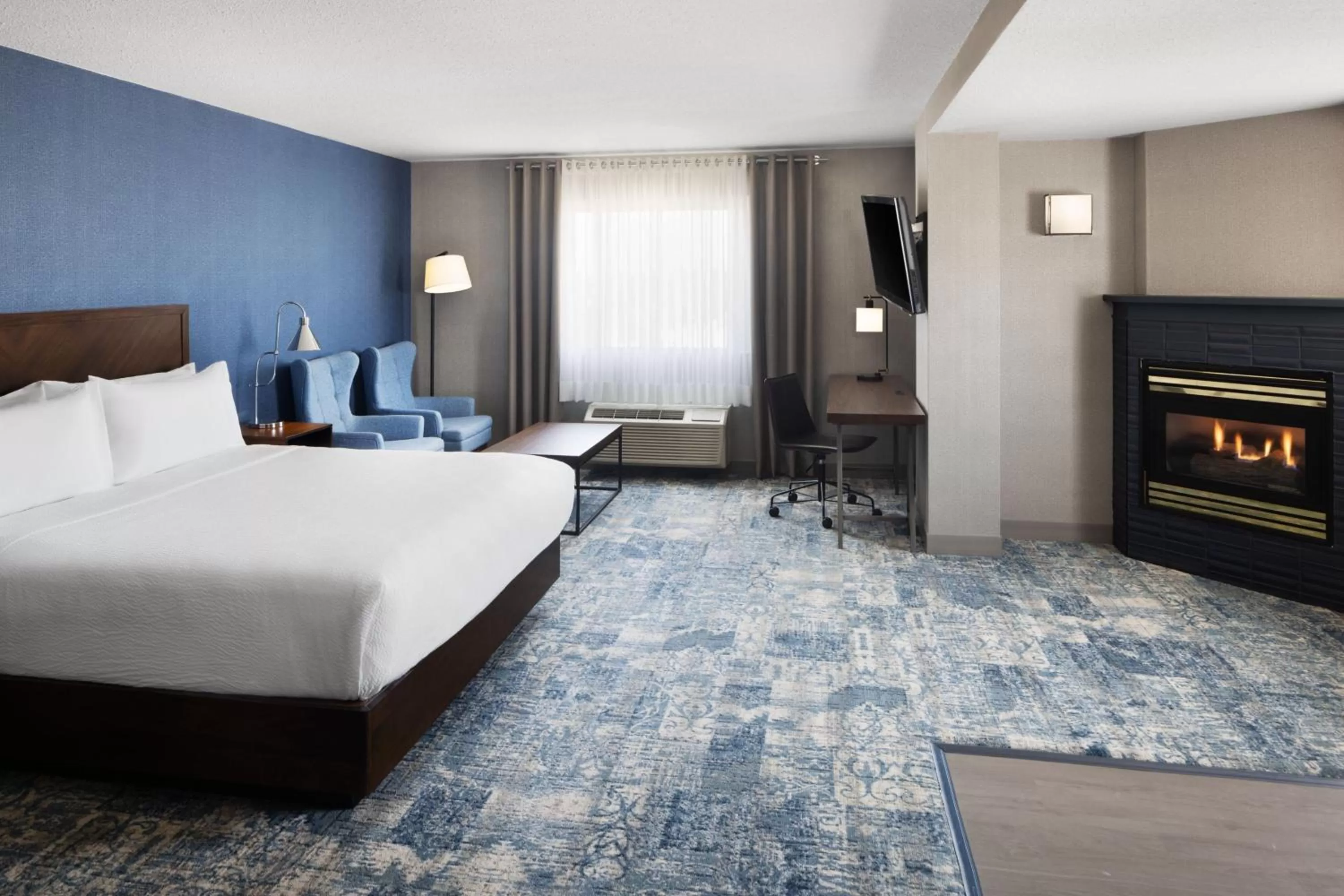 Bedroom, Bed in Four Points by Sheraton Edmonton South