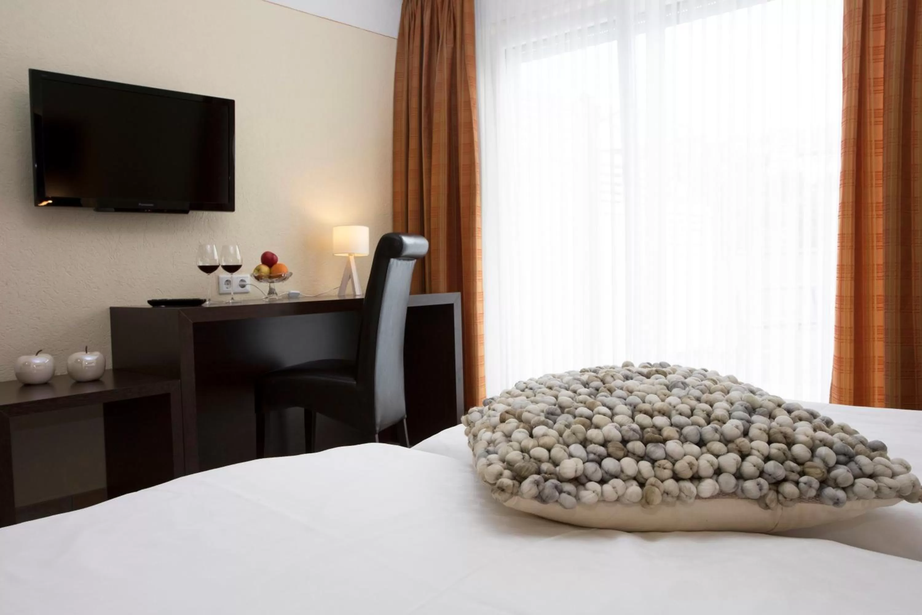 Garden view, Bed in Hotel Forsthaus