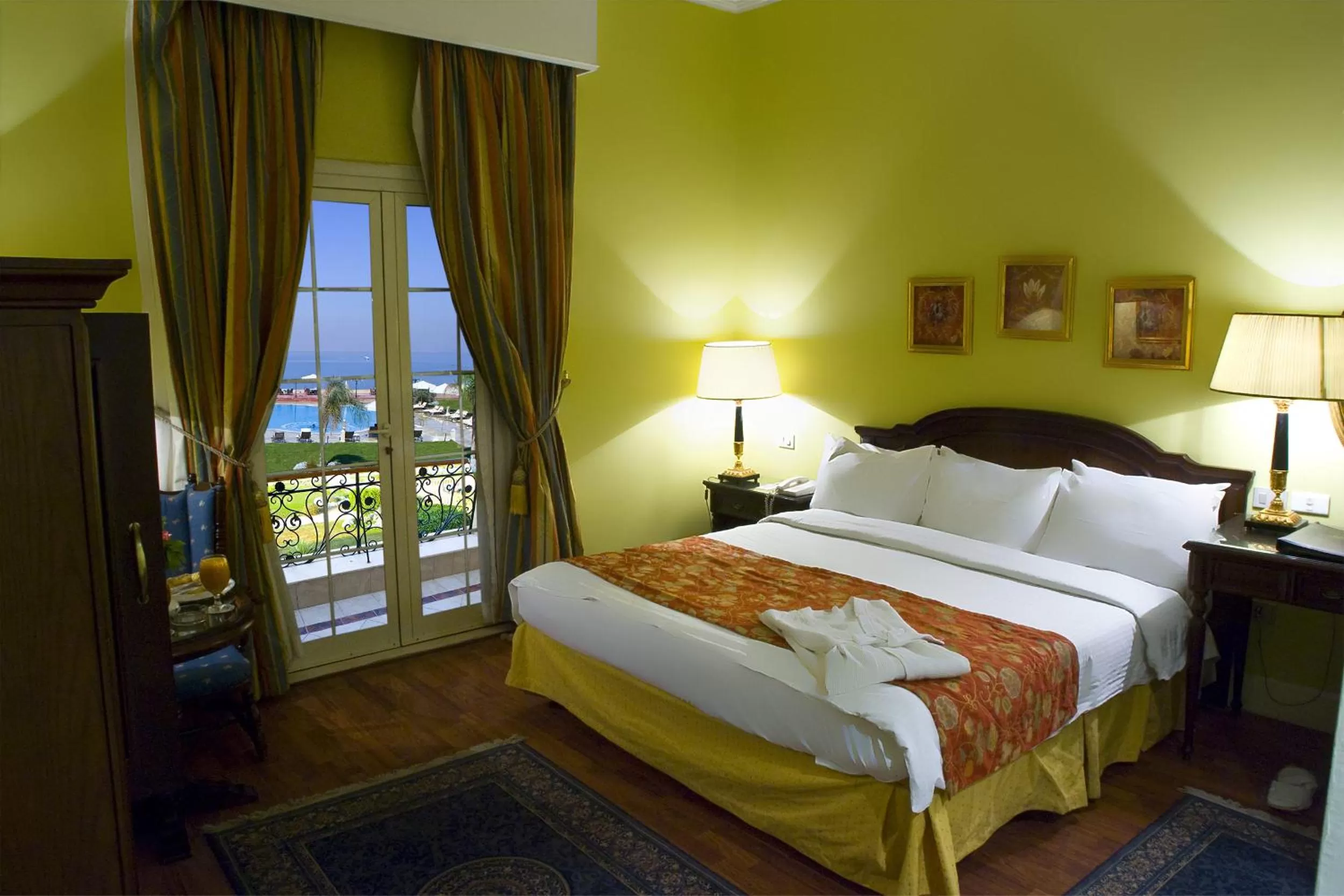 Bed in Helnan Auberge Fayoum