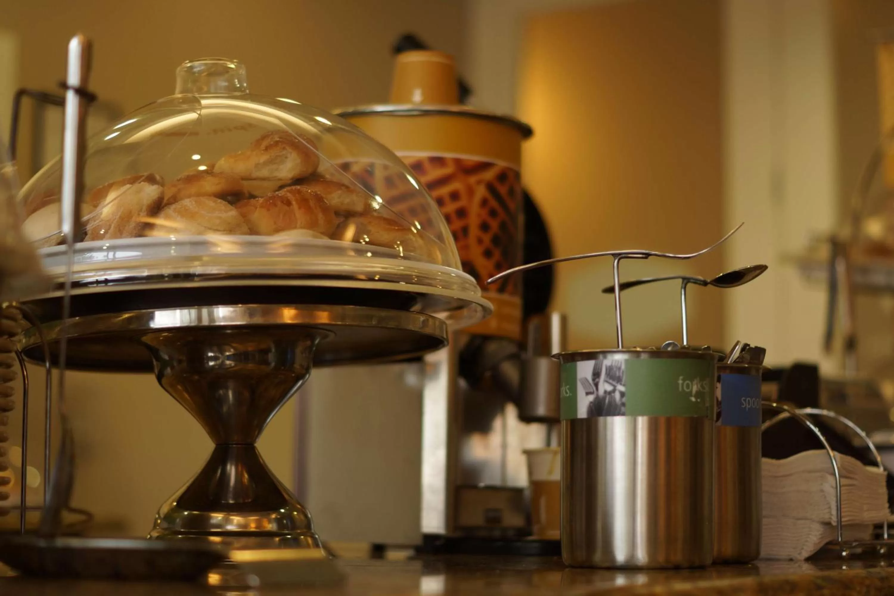 Dining area in Hampton Inn Tampico Airport