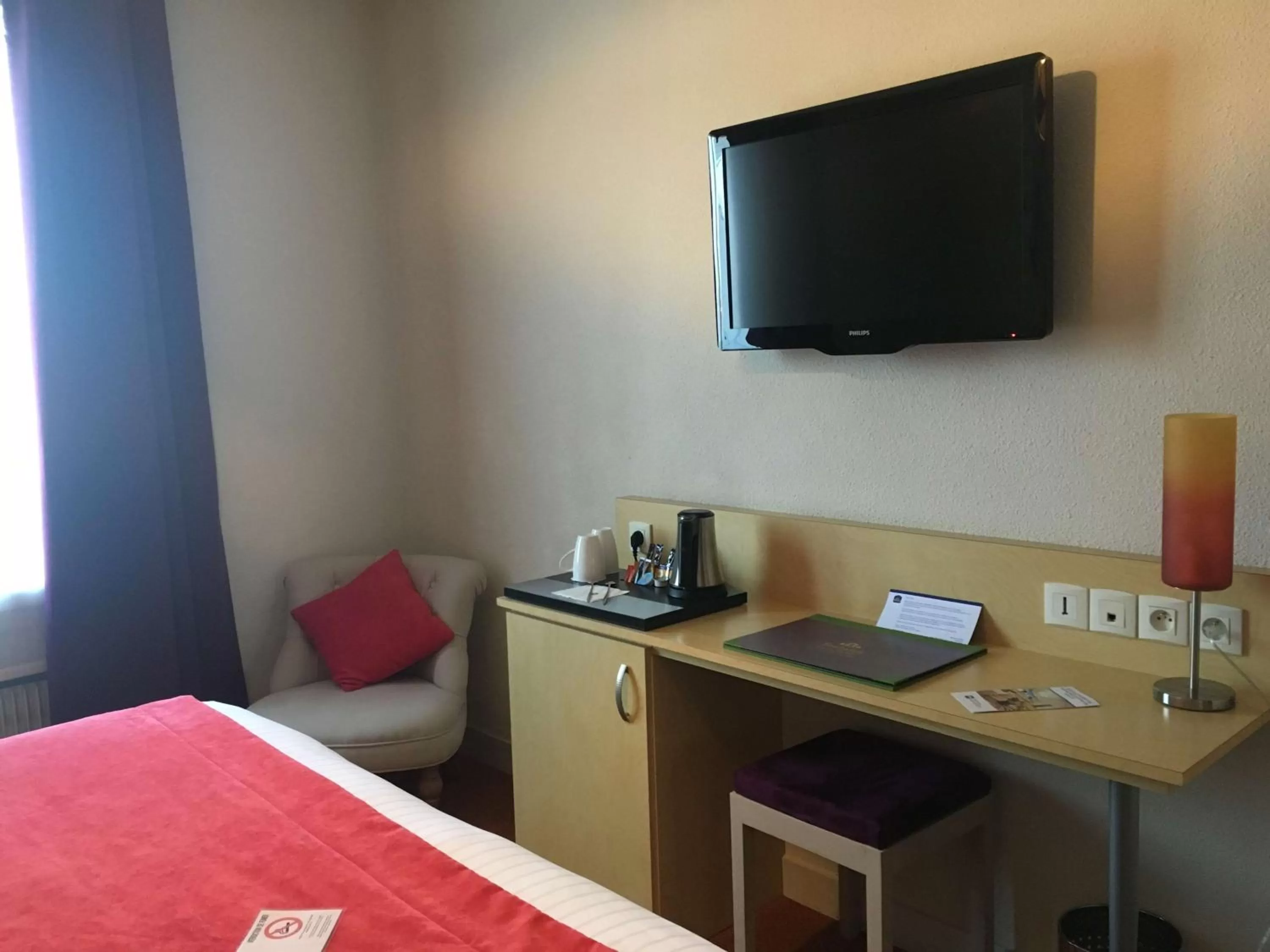 Photo of the whole room, Bed in Best Western Le Vinci Loire Valley