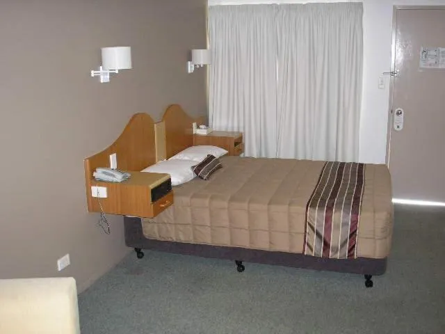 Bed in Centrepoint Motor Inn