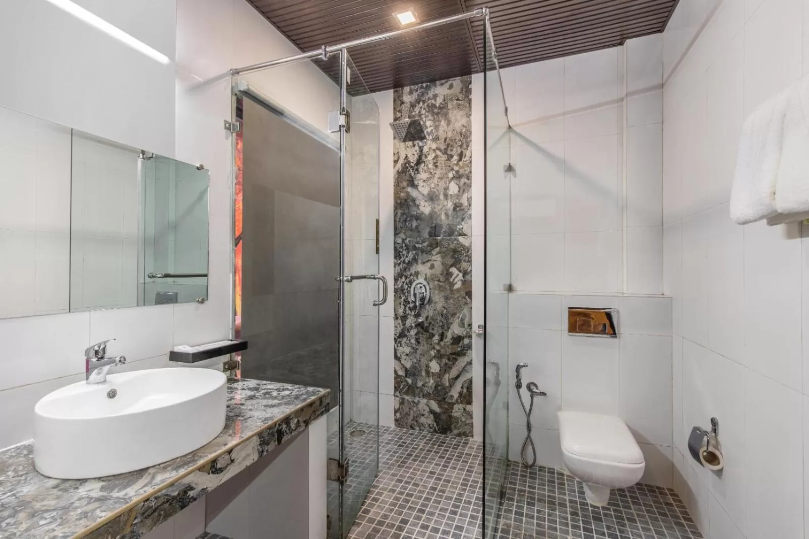 Shower in Maple Resort Chail