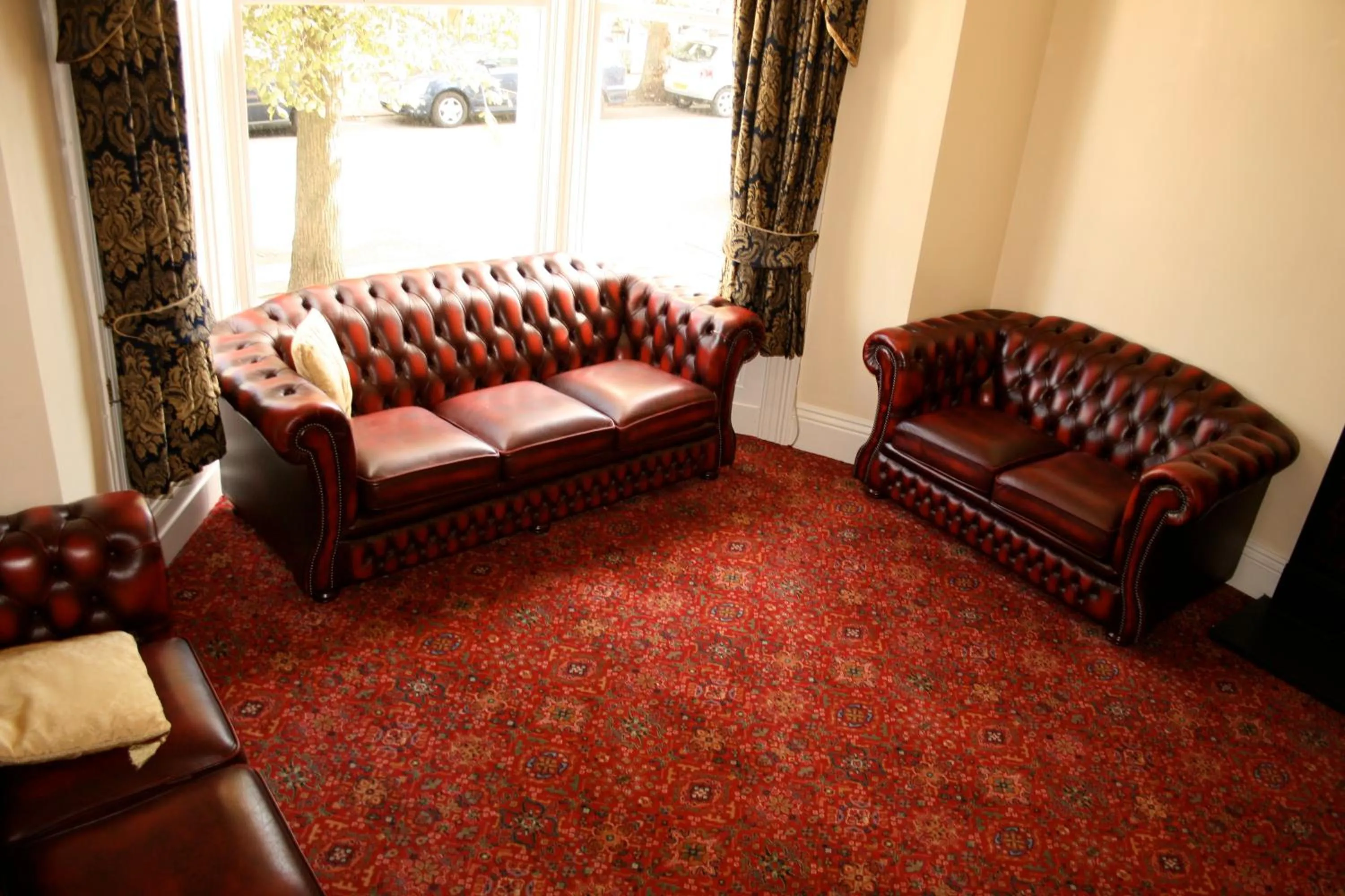 Communal lounge/ TV room in Llandudno Hostel